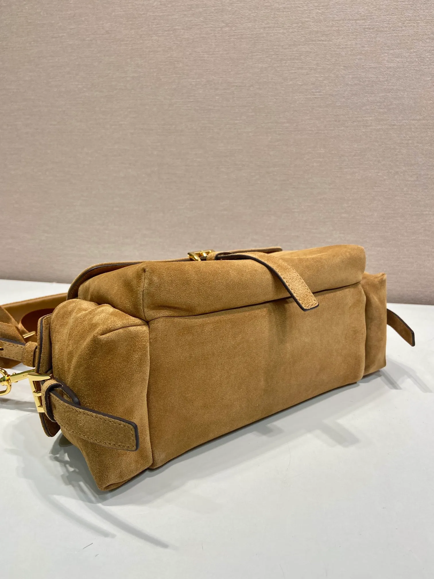 💰1520🎉New messenger bag🎉1BD394 suede leather🎉🎉 This handbag perfectly combines sophistication and functionality. It is made of imported suede leather with a soft outline and multiple pockets. Combining sporty and versatile elements, the lightweight and practical design features an enameled triangle metal logo and leather details. Equipped with 2 detachable shoulder straps, large capacity, perfect, and a popular style that will never go out of style. The large size is suitable for both men and women, so hurry up and get it🎉🎉 Length 30x Height 14x Bottom 10cm🎉🎉🎉💰💰💰