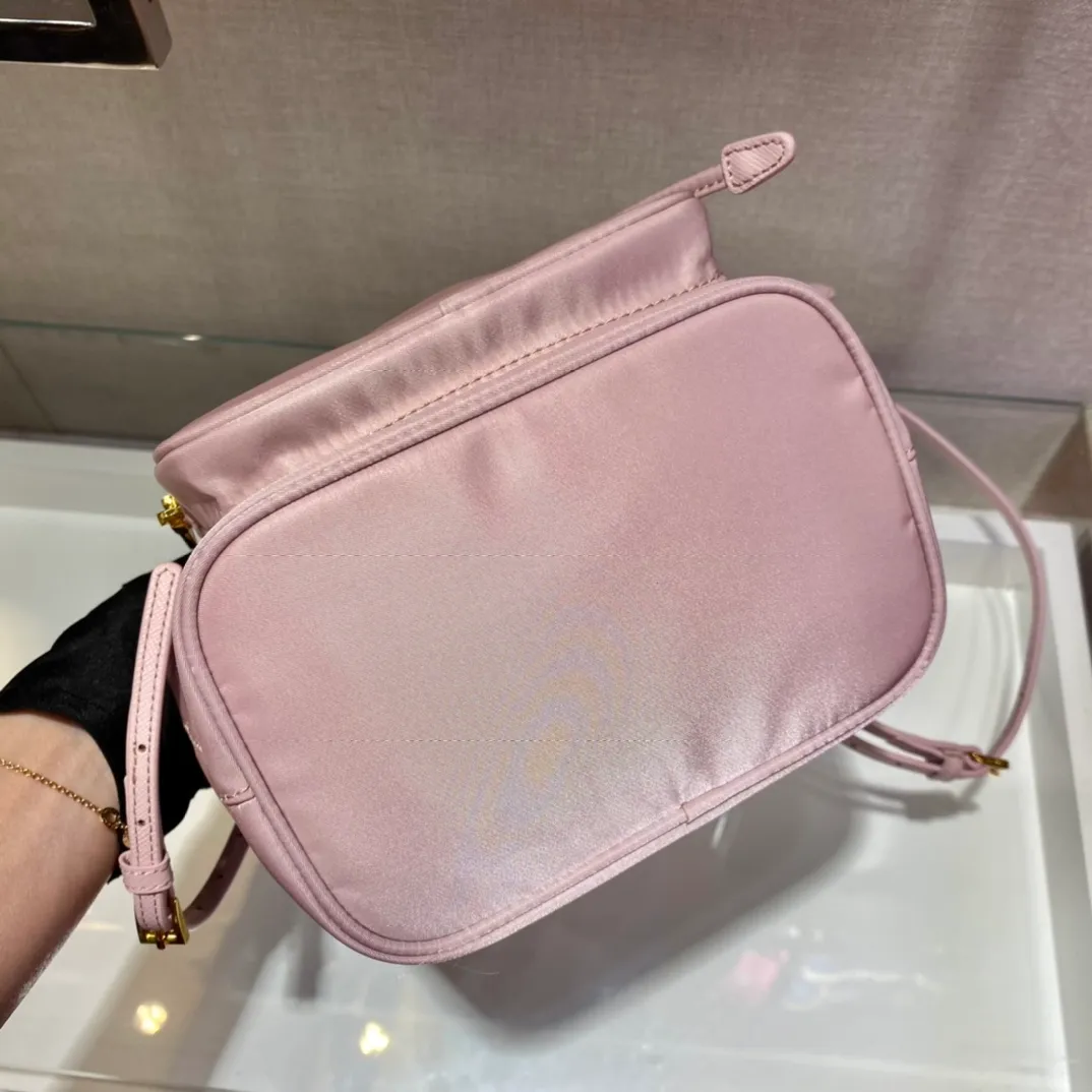 💰720, the classic 1BH038 new color😘 has arrived👏👏 Made of imported nylon fabric, top grade five, portable/diagonal, light, practical and fashionable, beauties hurry up and get it, 165 OEM code, length 18x height 23 base × 12cm📢📢📢