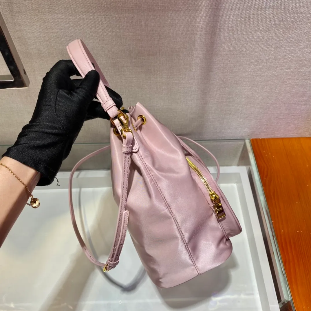 💰720, the classic 1BH038 new color😘 has arrived👏👏 Made of imported nylon fabric, top grade five, portable/diagonal, light, practical and fashionable, beauties hurry up and get it, 165 OEM code, length 18x height 23 base × 12cm📢📢📢
