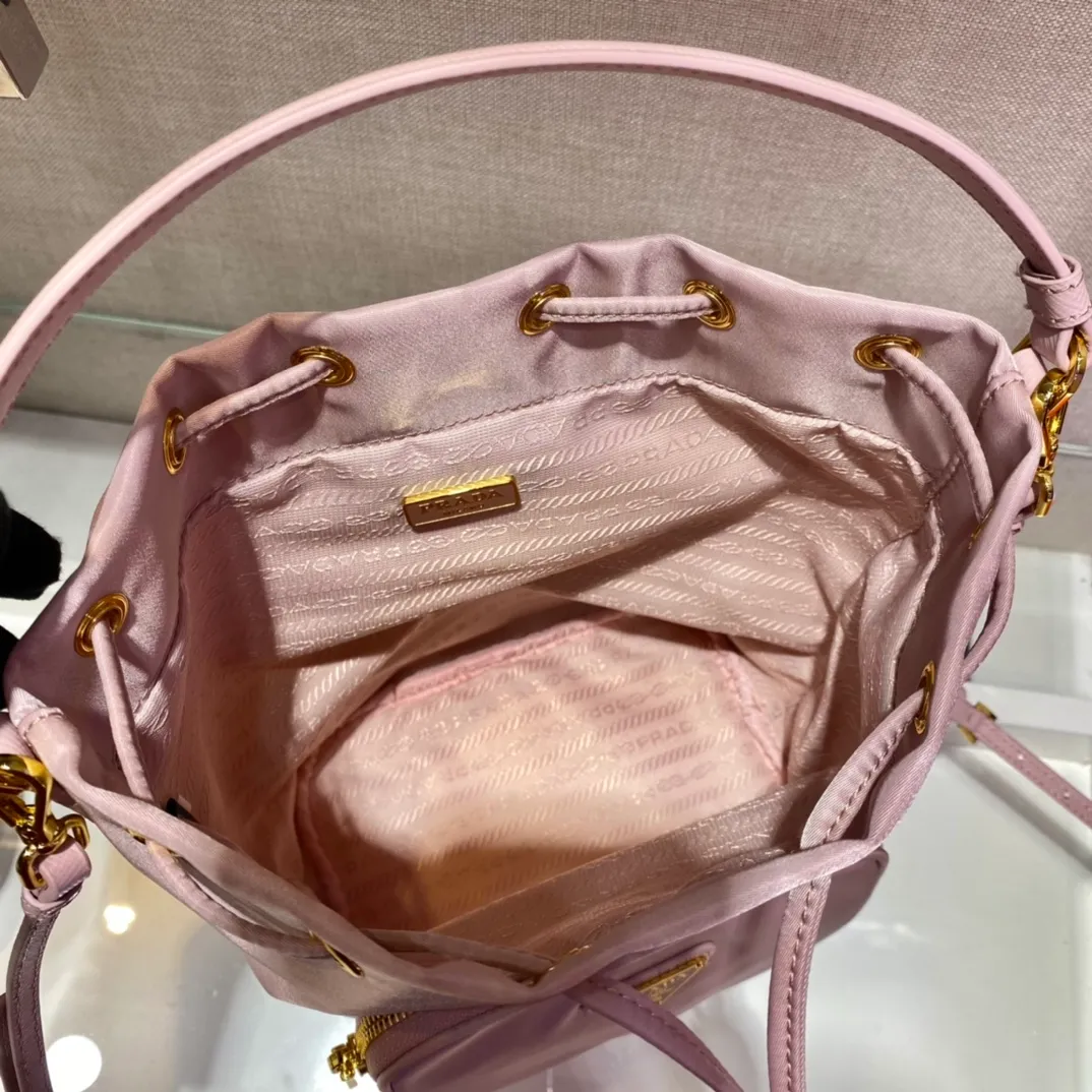 💰720, the classic 1BH038 new color😘 has arrived👏👏 Made of imported nylon fabric, top grade five, portable/diagonal, light, practical and fashionable, beauties hurry up and get it, 165 OEM code, length 18x height 23 base × 12cm📢📢📢