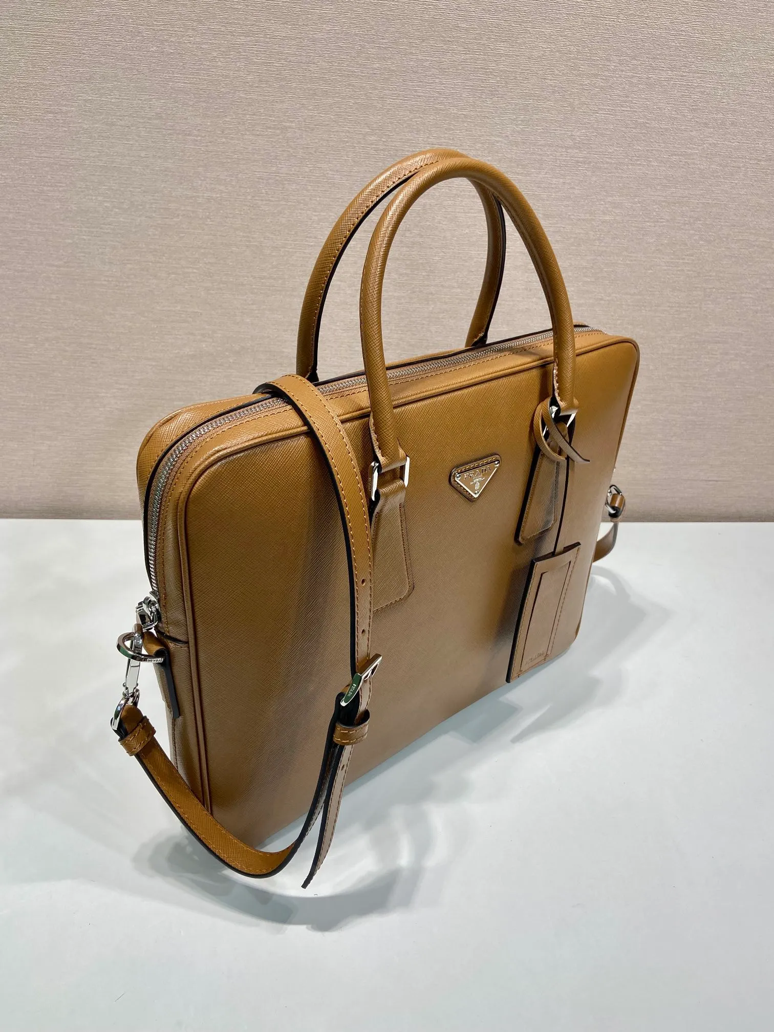 💰1840🎉Classic new color🎉2VE0368 is out of stock, bottom width is 3.5cm👻👻👻, synchronized with counters, lightweight + ultra-thin + solid Used, the style that men have always requested, top quality, 175 OEM code, length 37x height 28x base width 3.5cm.💪💪💪💰💰💰