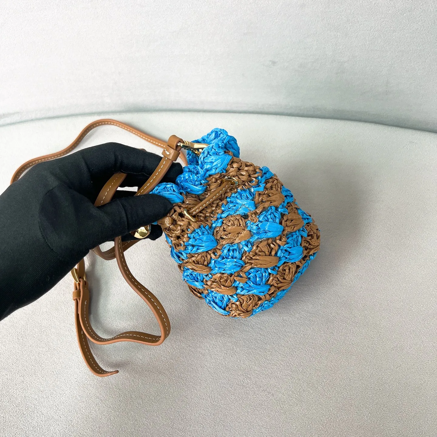 💰900✨New product launch✨2025 new raffia small lucky bag 1NR016 is made of raffia material and is equipped with a golden metal logo and a circular logo. The overall bag body is very cute and lightweight. The style is elegant and outstanding. It shows the charm of summer. A handbag that perfectly combines classic heritage and the trend of the times. A must-have for fairies. Size 9.5*9*6cm