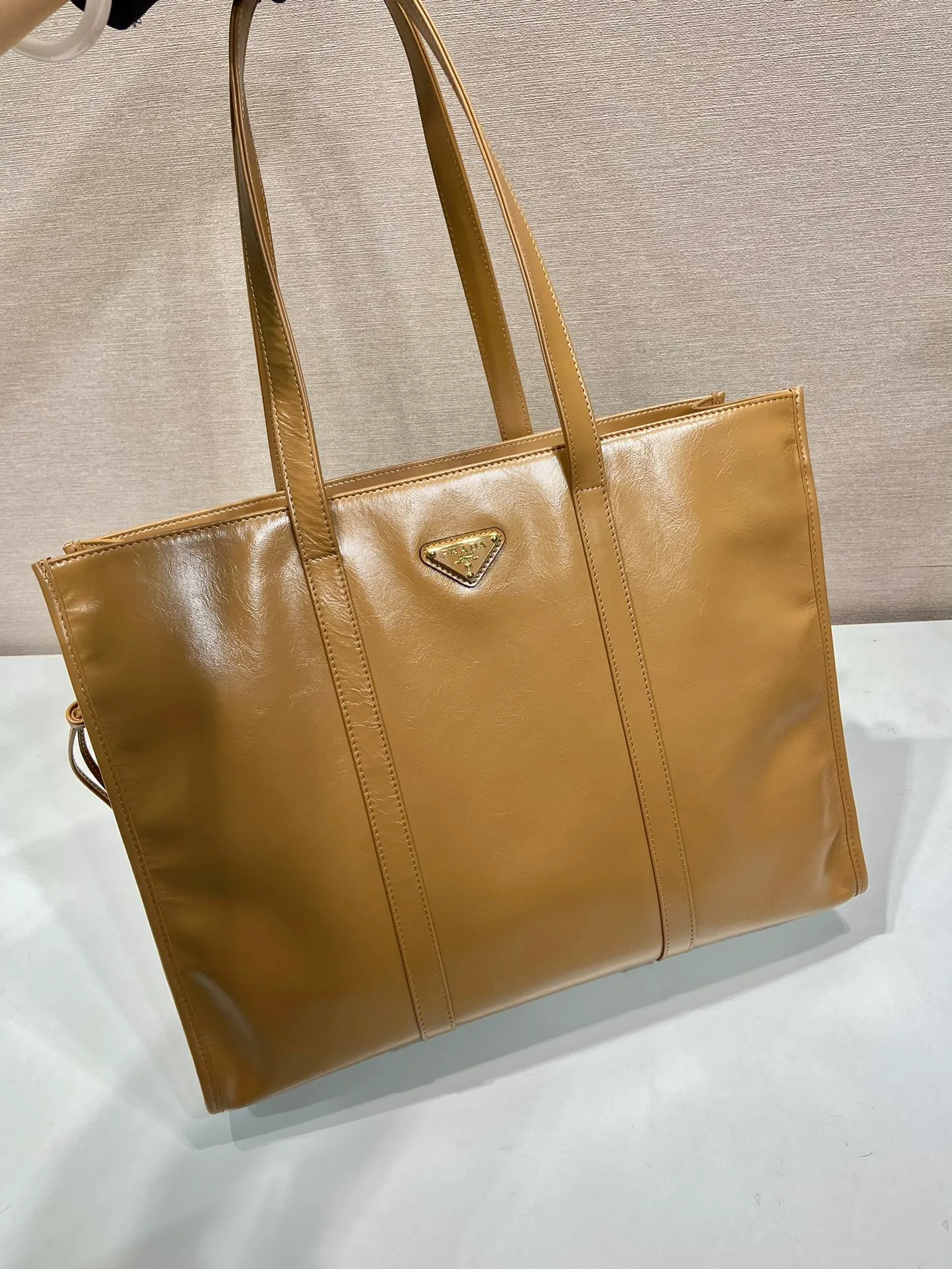 💰1760🎉Oil wax tote bag🎉1BG460🎉🎉 This tote bag is made of imported wax leather. The shiny color exudes a classic atmosphere. It can be carried on the shoulder or in the hand. It has a very large capacity and is easy to use. It is definitely a must-have for fashionistas. Hurry up and take this retro plaid tote bag home! Length 38x Height 30x Bottom 12cm🎉🎉🎉👏👏👏 Length 39x Height 30x Bottom 10cm