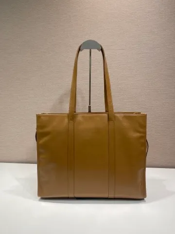 💰1760🎉Oil wax tote bag🎉1BG460🎉🎉 This tote bag is made of imported wax leather. The shiny color exudes a classic atmosphere. It can be carried on the shoulder or in the hand. It has a very large capacity and is easy to use. It is definitely a must-have for fashionistas. Hurry up and take this retro plaid tote bag home! Length 38x Height 30x Bottom 12cm🎉🎉🎉👏👏👏 Length 39x Height 30x Bottom 10cm