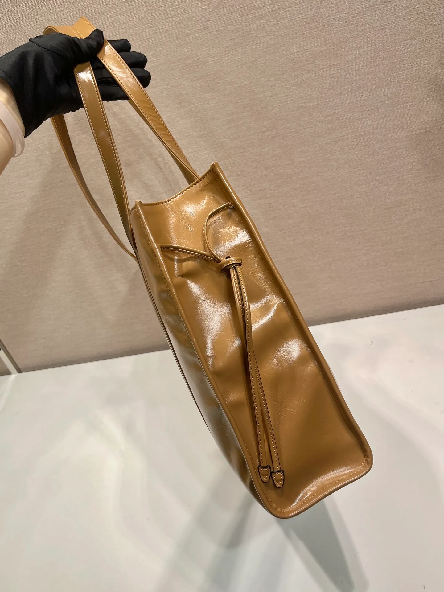 💰1760🎉Oil wax tote bag🎉1BG460🎉🎉 This tote bag is made of imported wax leather. The shiny color exudes a classic atmosphere. It can be carried on the shoulder or in the hand. It has a very large capacity and is easy to use. It is definitely a must-have for fashionistas. Hurry up and take this retro plaid tote bag home! Length 38x Height 30x Bottom 12cm🎉🎉🎉👏👏👏 Length 39x Height 30x Bottom 10cm