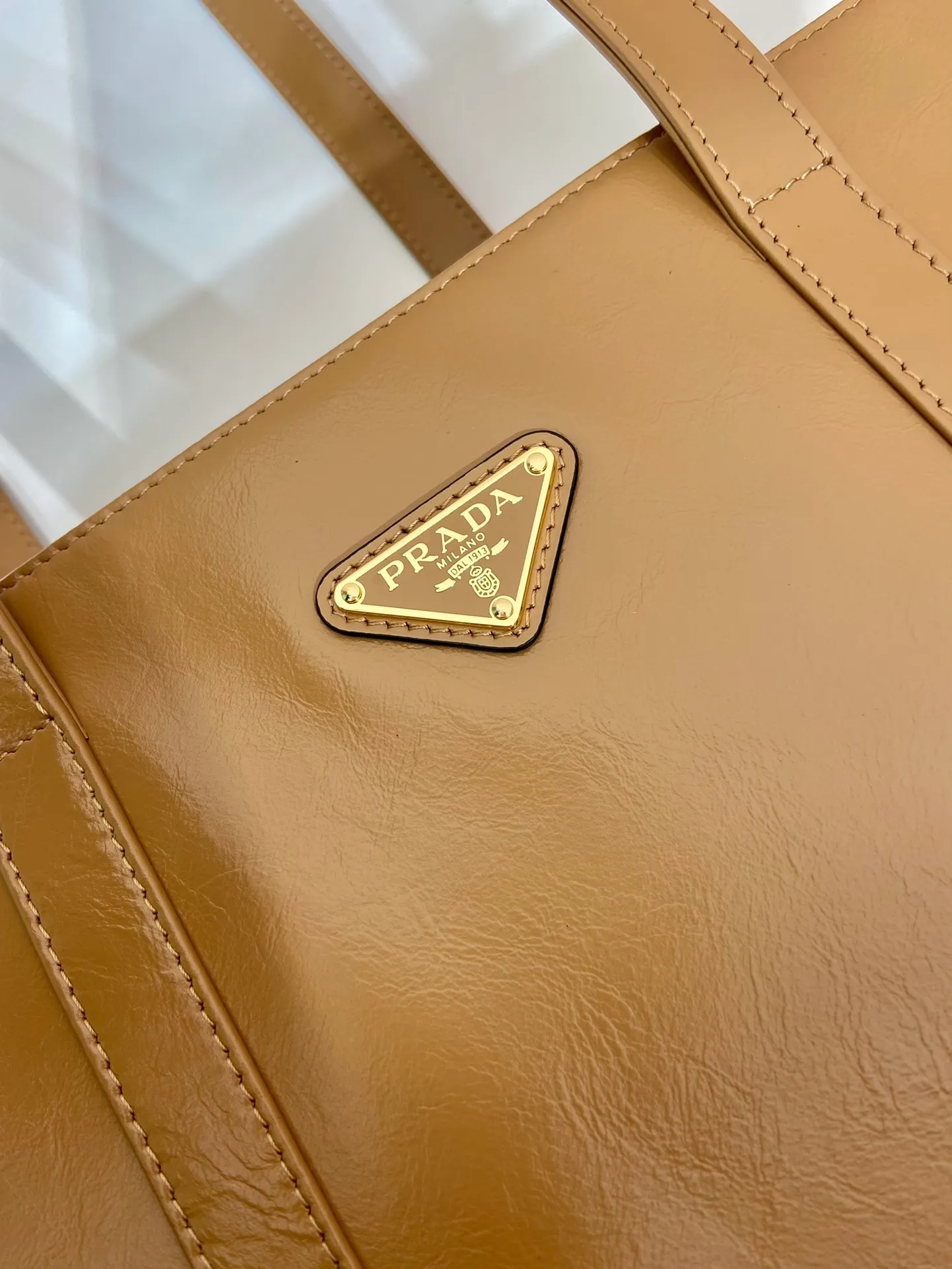 💰1760🎉Oil wax tote bag🎉1BG460🎉🎉 This tote bag is made of imported wax leather. The shiny color exudes a classic atmosphere. It can be carried on the shoulder or in the hand. It has a very large capacity and is easy to use. It is definitely a must-have for fashionistas. Hurry up and take this retro plaid tote bag home! Length 38x Height 30x Bottom 12cm🎉🎉🎉👏👏👏 Length 39x Height 30x Bottom 10cm