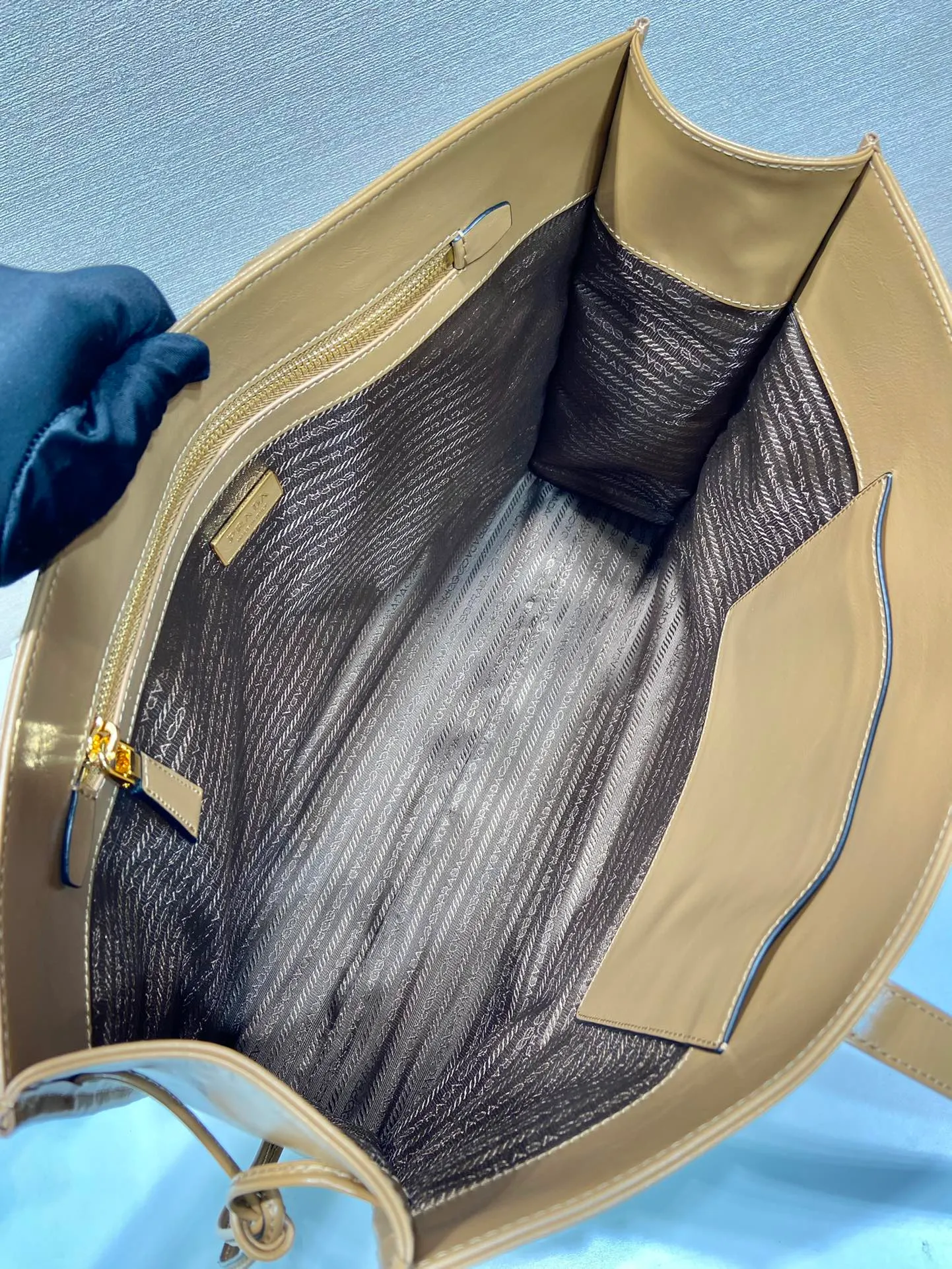 💰1760🎉Oil wax tote bag🎉1BG460🎉🎉 This tote bag is made of imported wax leather. The shiny color exudes a classic atmosphere. It can be carried on the shoulder or in the hand. It has a very large capacity and is easy to use. It is definitely a must-have for fashionistas. Hurry up and take this retro plaid tote bag home! Length 38x Height 30x Bottom 12cm🎉🎉🎉👏👏👏 Length 39x Height 30x Bottom 10cm