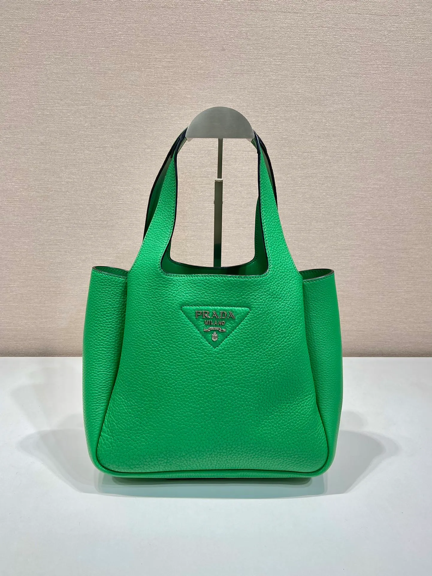 💰1700 vegetable basket🎉🎉 ✨New bucket bag✨1BG335😘Green latest vegetable basket😘😘 The vegetable basket tote underarm bag is made of soft and delicate calfskin, with imported sheepskin interior and top-grade white lace hardware. The overall feel is very soft/lightweight😘😘It has many compartments and can be carried or used as an under-the-bag bag. It can be matched with different clothes. So beautiful😘😘Hurry up and get it🙊 Length 25x height 21.5x bottom 14cm👏👏👏💰💰💰