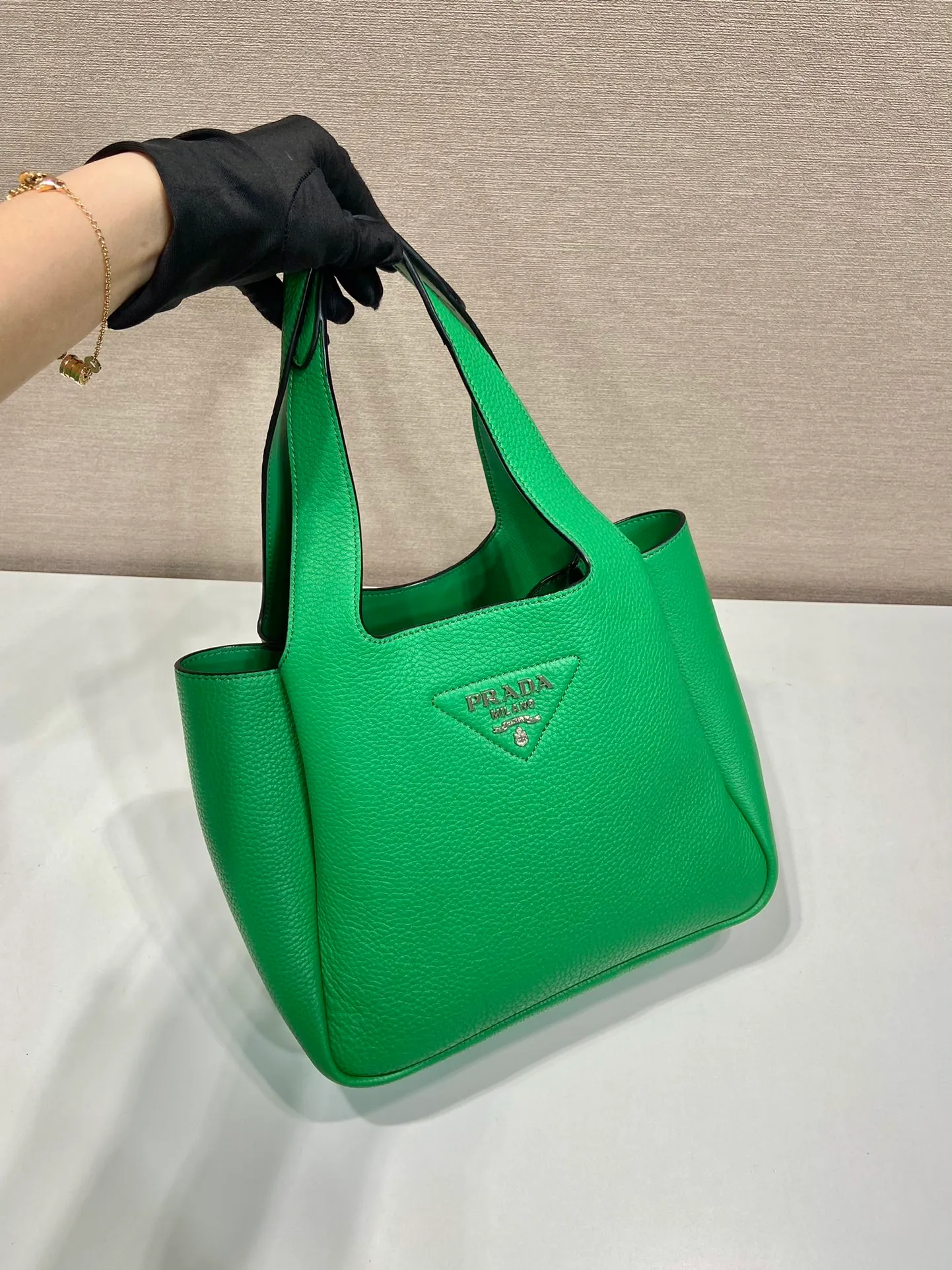 💰1700 vegetable basket🎉🎉 ✨New bucket bag✨1BG335😘Green latest vegetable basket😘😘 The vegetable basket tote underarm bag is made of soft and delicate calfskin, with imported sheepskin interior and top-grade white lace hardware. The overall feel is very soft/lightweight😘😘It has many compartments and can be carried or used as an under-the-bag bag. It can be matched with different clothes. So beautiful😘😘Hurry up and get it🙊 Length 25x height 21.5x bottom 14cm👏👏👏💰💰💰
