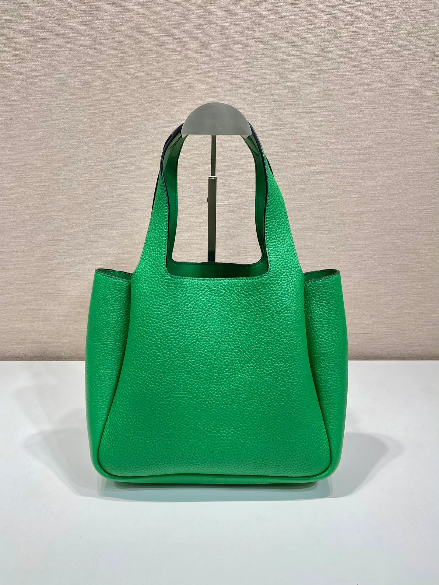 💰1700 vegetable basket🎉🎉 ✨New bucket bag✨1BG335😘Green latest vegetable basket😘😘 The vegetable basket tote underarm bag is made of soft and delicate calfskin, with imported sheepskin interior and top-grade white lace hardware. The overall feel is very soft/lightweight😘😘It has many compartments and can be carried or used as an under-the-bag bag. It can be matched with different clothes. So beautiful😘😘Hurry up and get it🙊 Length 25x height 21.5x bottom 14cm👏👏👏💰💰💰