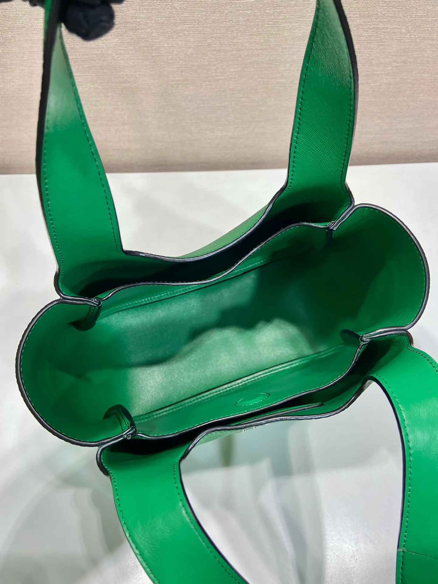 💰1700 vegetable basket🎉🎉 ✨New bucket bag✨1BG335😘Green latest vegetable basket😘😘 The vegetable basket tote underarm bag is made of soft and delicate calfskin, with imported sheepskin interior and top-grade white lace hardware. The overall feel is very soft/lightweight😘😘It has many compartments and can be carried or used as an under-the-bag bag. It can be matched with different clothes. So beautiful😘😘Hurry up and get it🙊 Length 25x height 21.5x bottom 14cm👏👏👏💰💰💰