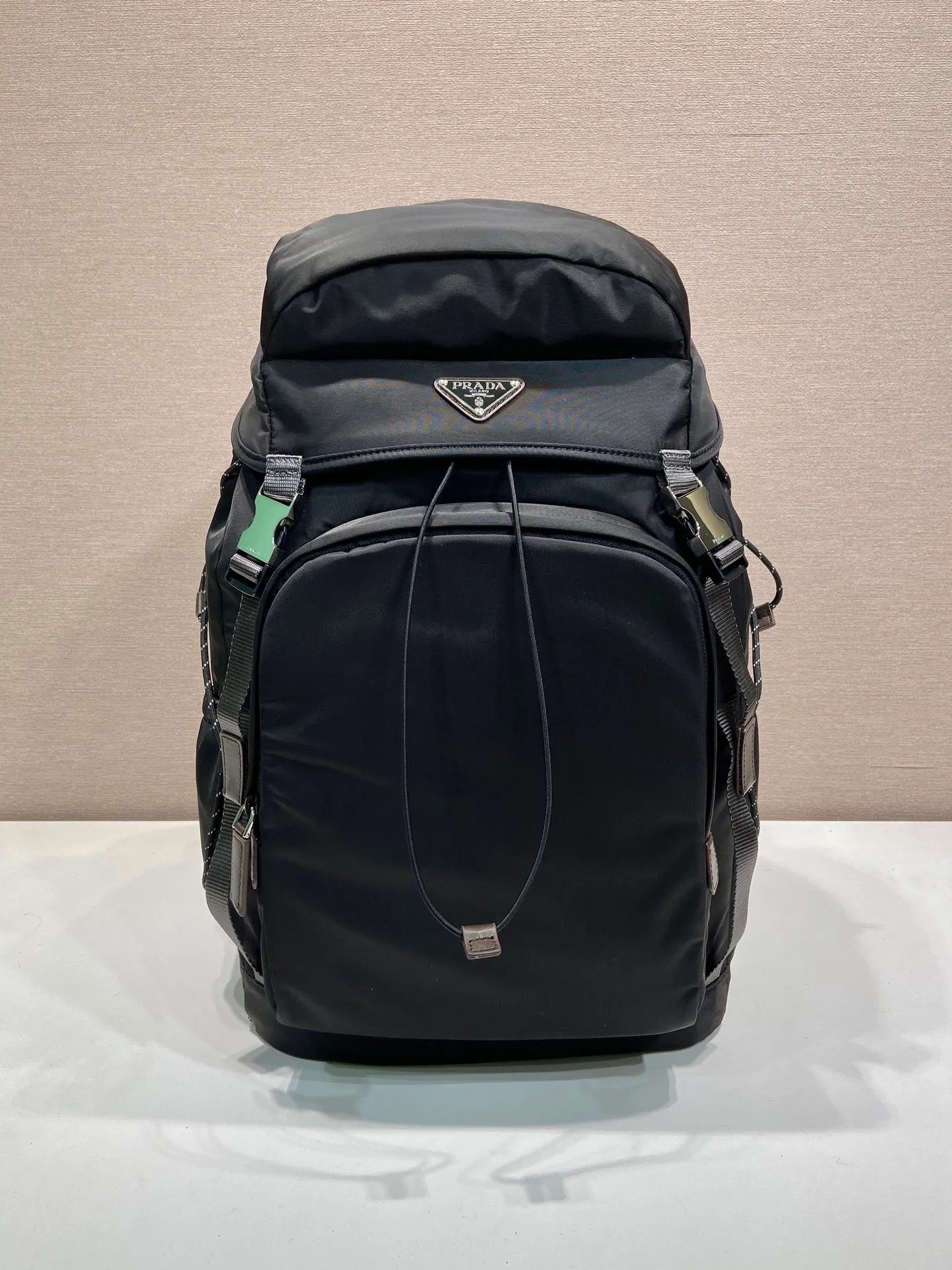 💰1760🎉New Backpack🎉🎉2VZ123 Mountaineering Bag🎉🎉 Inspired by hiking style, this Re-Nylon backpack combines urban style with outdoor elements. The roomy design features leather trim, multiple exterior and interior pockets, and a comfortable padded mesh back. Technical details combine functionality and decoration to complete the modern, sporty accessory. Equipped with adjustable trim details, leather handle, drawstring at the pocket, flap and side buckle fastening, four outer zipper pockets and two drawstring bottle pockets, internal zipper pockets and double patch pockets. The upper body effect is very cool, and it is another timeless hot style🎉🎉Hurry up and get it🎉🎉 Length 28x Height 46x Bottom 22cm🎉🎉🎉💰💰💰
