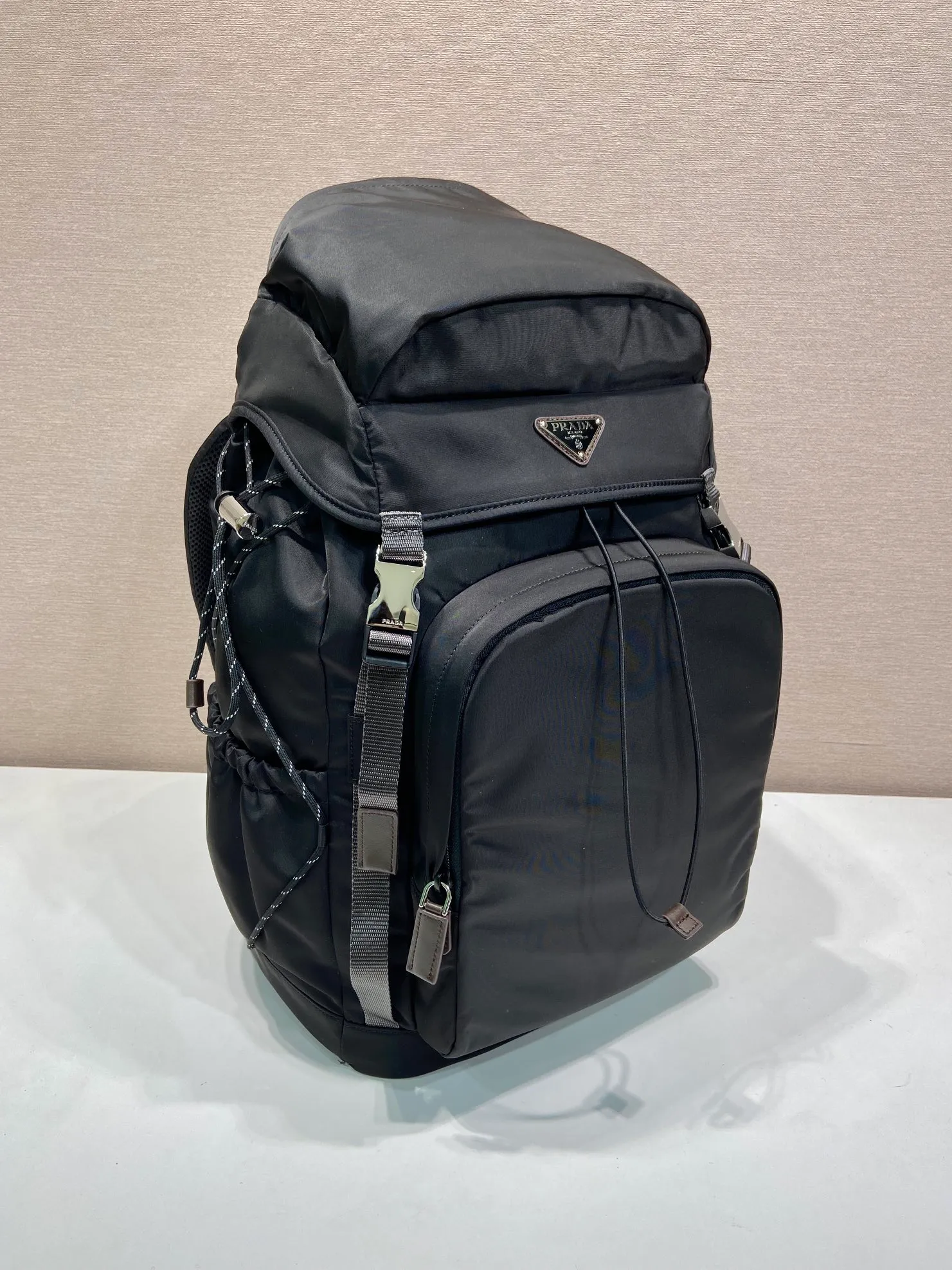 💰1760🎉New Backpack🎉🎉2VZ123 Mountaineering Bag🎉🎉 Inspired by hiking style, this Re-Nylon backpack combines urban style with outdoor elements. The roomy design features leather trim, multiple exterior and interior pockets, and a comfortable padded mesh back. Technical details combine functionality and decoration to complete the modern, sporty accessory. Equipped with adjustable trim details, leather handle, drawstring at the pocket, flap and side buckle fastening, four outer zipper pockets and two drawstring bottle pockets, internal zipper pockets and double patch pockets. The upper body effect is very cool, and it is another timeless hot style🎉🎉Hurry up and get it🎉🎉 Length 28x Height 46x Bottom 22cm🎉🎉🎉💰💰💰