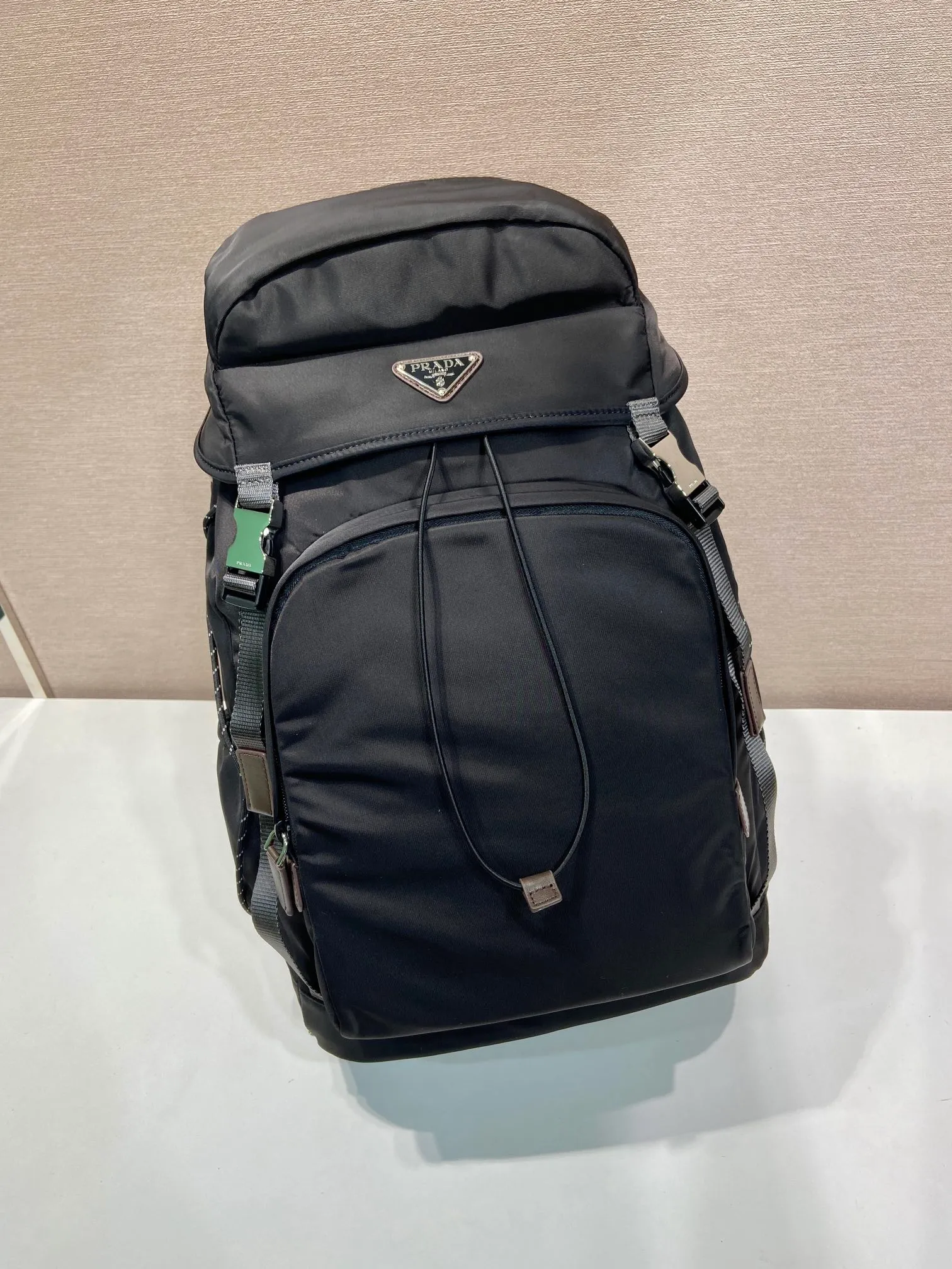 💰1760🎉New Backpack🎉🎉2VZ123 Mountaineering Bag🎉🎉 Inspired by hiking style, this Re-Nylon backpack combines urban style with outdoor elements. The roomy design features leather trim, multiple exterior and interior pockets, and a comfortable padded mesh back. Technical details combine functionality and decoration to complete the modern, sporty accessory. Equipped with adjustable trim details, leather handle, drawstring at the pocket, flap and side buckle fastening, four outer zipper pockets and two drawstring bottle pockets, internal zipper pockets and double patch pockets. The upper body effect is very cool, and it is another timeless hot style🎉🎉Hurry up and get it🎉🎉 Length 28x Height 46x Bottom 22cm🎉🎉🎉💰💰💰