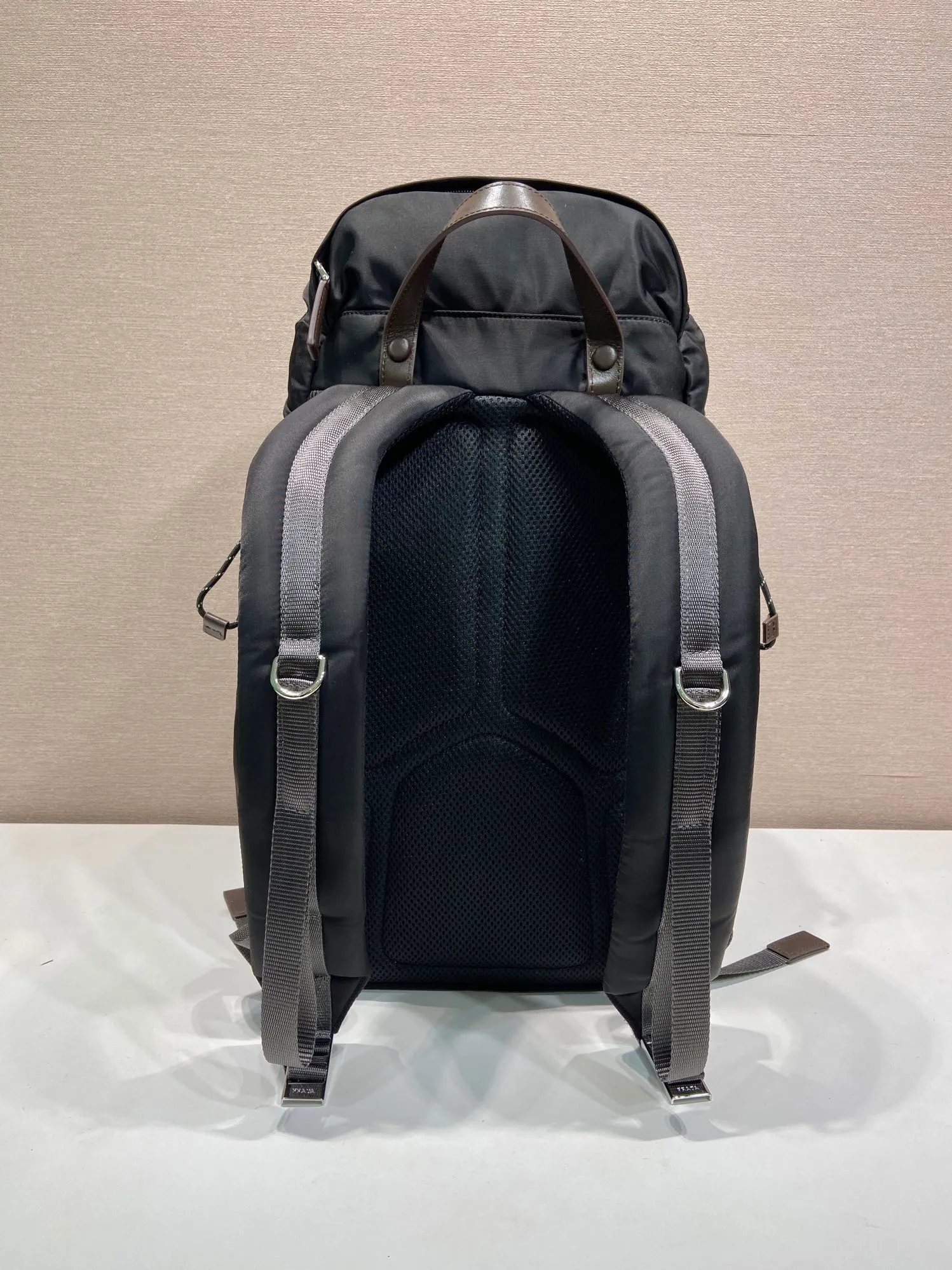 💰1760🎉New Backpack🎉🎉2VZ123 Mountaineering Bag🎉🎉 Inspired by hiking style, this Re-Nylon backpack combines urban style with outdoor elements. The roomy design features leather trim, multiple exterior and interior pockets, and a comfortable padded mesh back. Technical details combine functionality and decoration to complete the modern, sporty accessory. Equipped with adjustable trim details, leather handle, drawstring at the pocket, flap and side buckle fastening, four outer zipper pockets and two drawstring bottle pockets, internal zipper pockets and double patch pockets. The upper body effect is very cool, and it is another timeless hot style🎉🎉Hurry up and get it🎉🎉 Length 28x Height 46x Bottom 22cm🎉🎉🎉💰💰💰