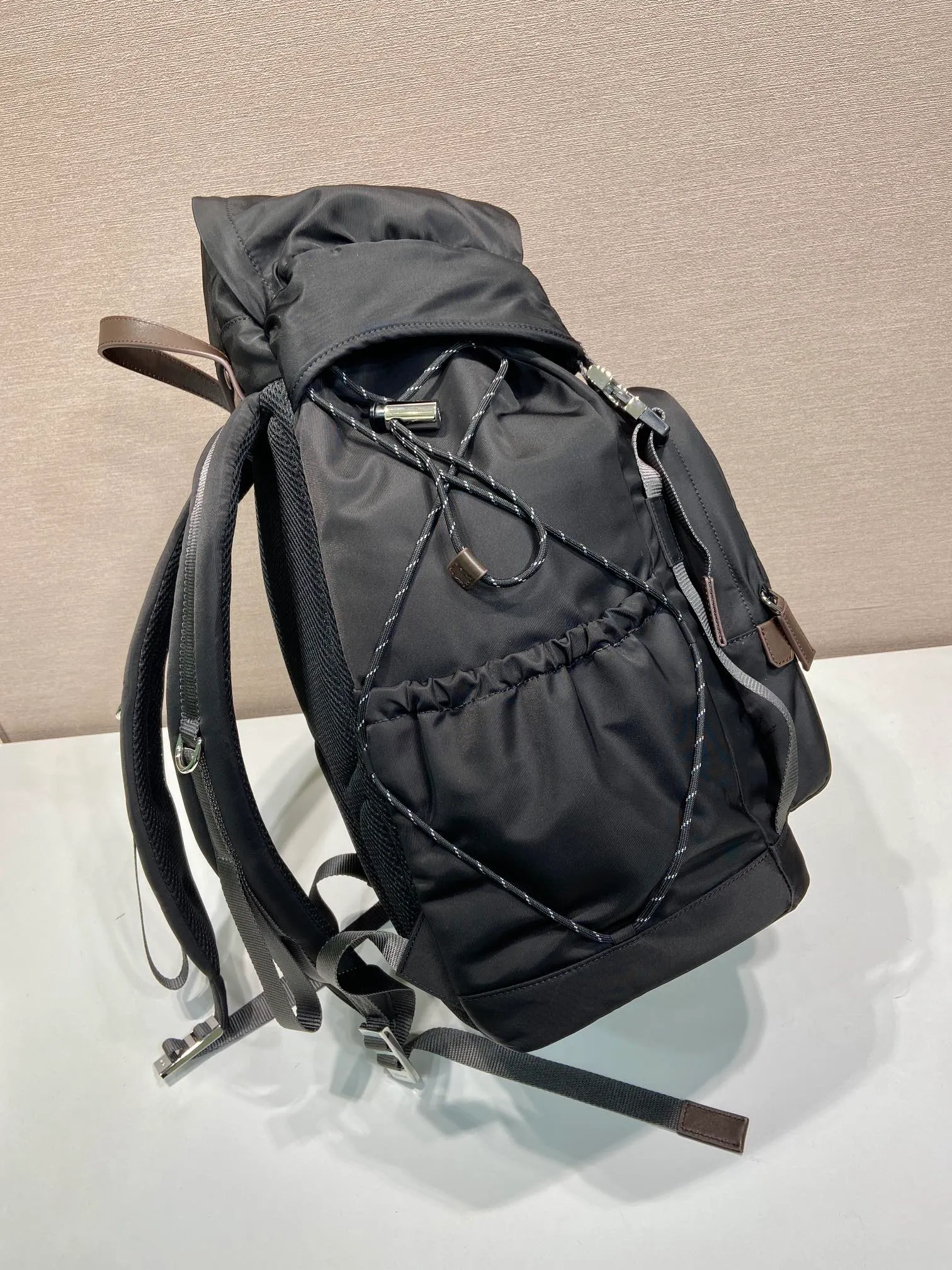 💰1760🎉New Backpack🎉🎉2VZ123 Mountaineering Bag🎉🎉 Inspired by hiking style, this Re-Nylon backpack combines urban style with outdoor elements. The roomy design features leather trim, multiple exterior and interior pockets, and a comfortable padded mesh back. Technical details combine functionality and decoration to complete the modern, sporty accessory. Equipped with adjustable trim details, leather handle, drawstring at the pocket, flap and side buckle fastening, four outer zipper pockets and two drawstring bottle pockets, internal zipper pockets and double patch pockets. The upper body effect is very cool, and it is another timeless hot style🎉🎉Hurry up and get it🎉🎉 Length 28x Height 46x Bottom 22cm🎉🎉🎉💰💰💰