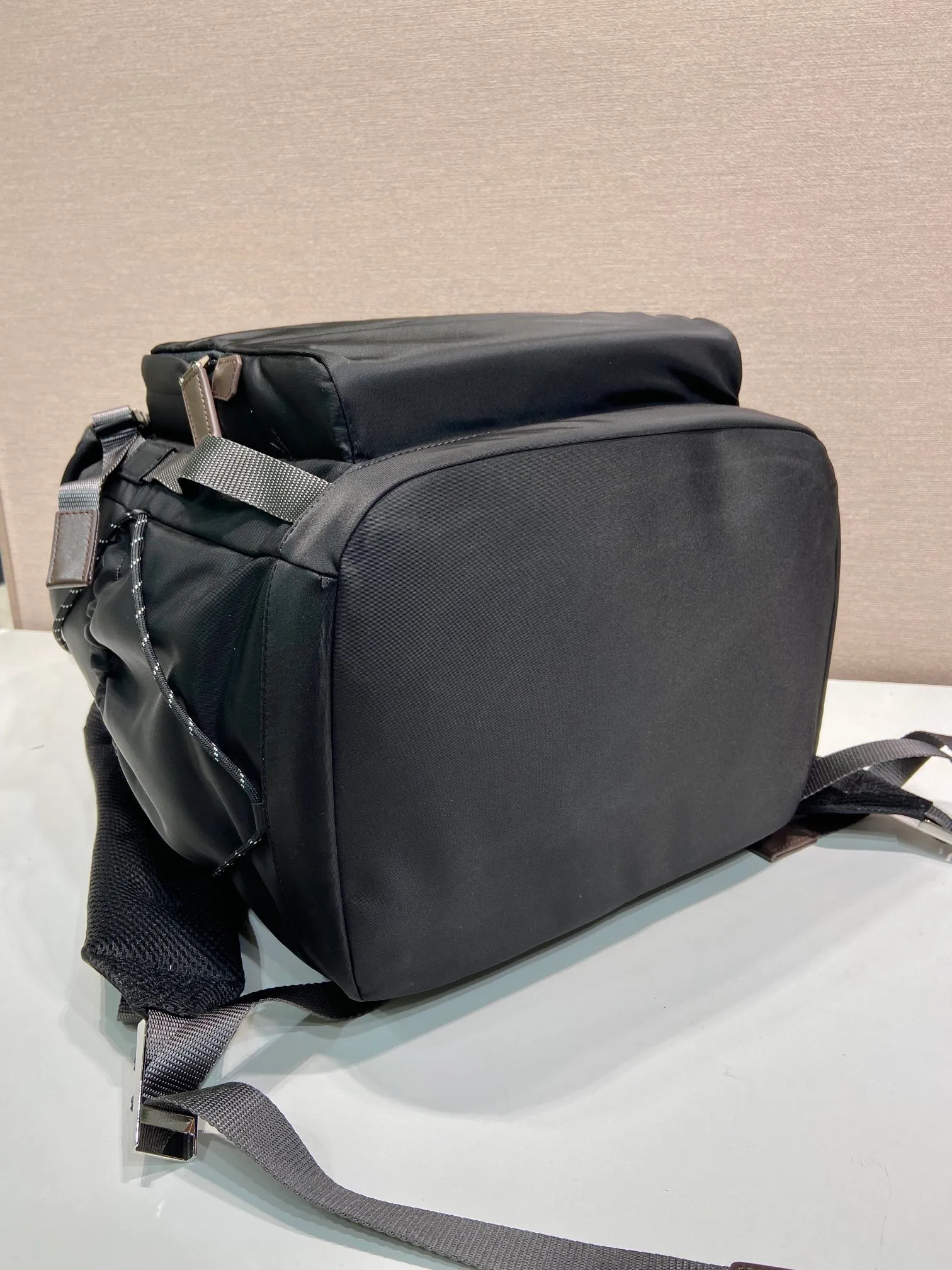 💰1760🎉New Backpack🎉🎉2VZ123 Mountaineering Bag🎉🎉 Inspired by hiking style, this Re-Nylon backpack combines urban style with outdoor elements. The roomy design features leather trim, multiple exterior and interior pockets, and a comfortable padded mesh back. Technical details combine functionality and decoration to complete the modern, sporty accessory. Equipped with adjustable trim details, leather handle, drawstring at the pocket, flap and side buckle fastening, four outer zipper pockets and two drawstring bottle pockets, internal zipper pockets and double patch pockets. The upper body effect is very cool, and it is another timeless hot style🎉🎉Hurry up and get it🎉🎉 Length 28x Height 46x Bottom 22cm🎉🎉🎉💰💰💰