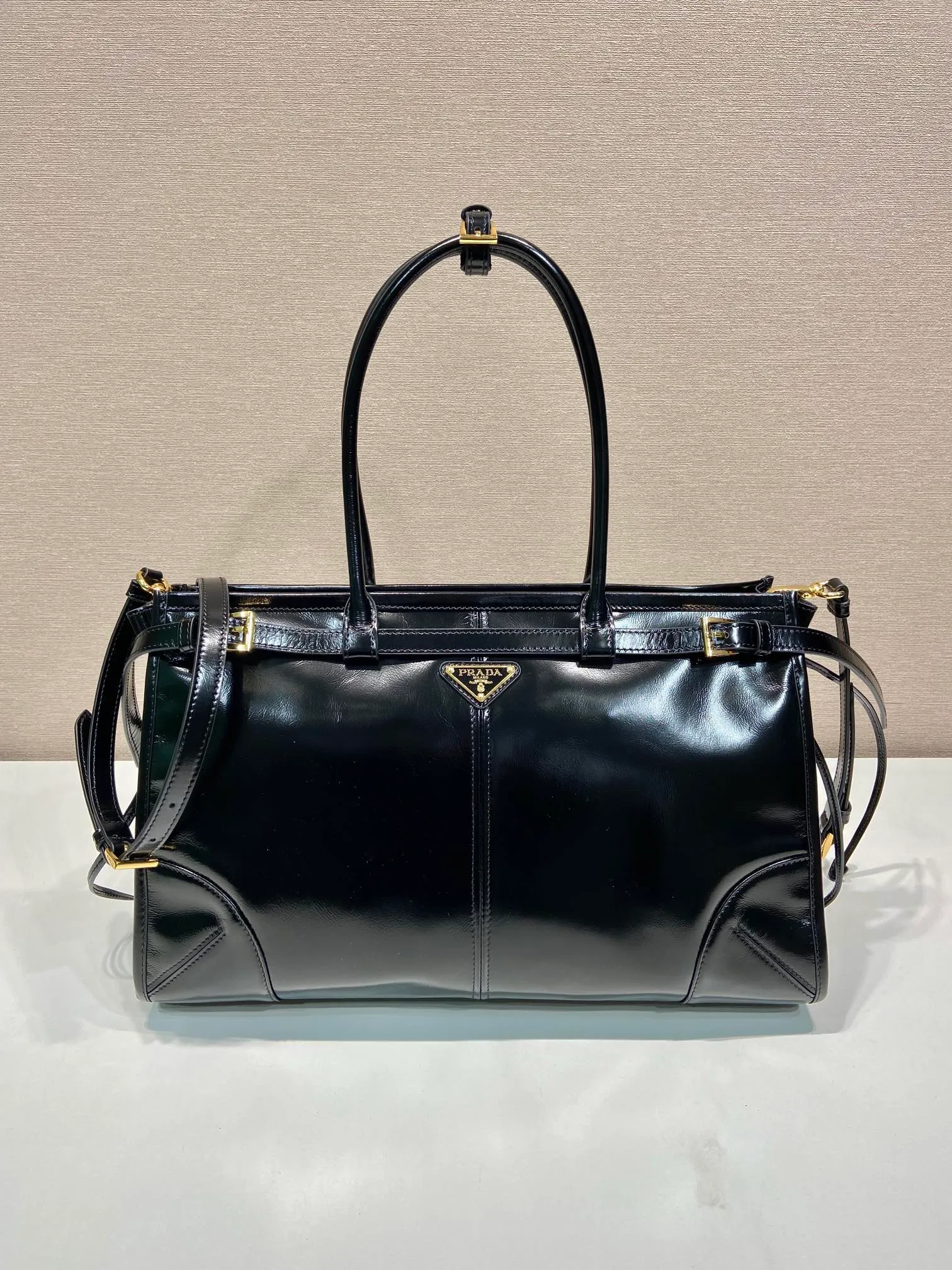 💰2040🎉LusSolf oil wax leather🎉1BA433 large size🎉🎉 This portable crossbody bag is made of imported oil wax leather. The shiny color exudes a classic atmosphere. It is equipped with a detachable and adjustable long shoulder strap, which is convenient for different occasions. It has a very large capacity and is easy to use. It is definitely a must-have for fashionistas. Hurry up and take this retro style handbag home! Length 38x Height 30x Bottom 12cm🎉🎉🎉👏👏👏