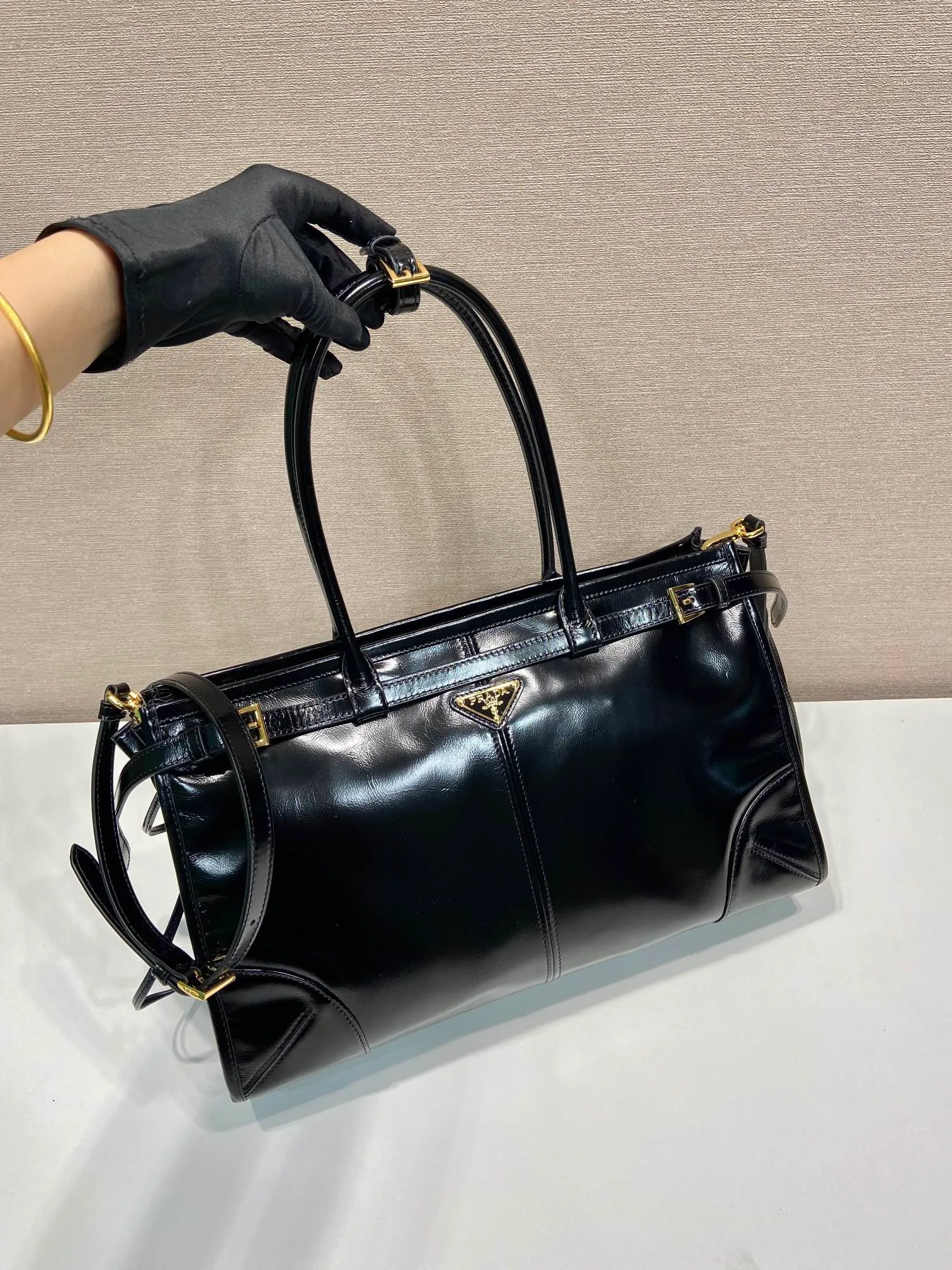 💰2040🎉LusSolf oil wax leather🎉1BA433 large size🎉🎉 This portable crossbody bag is made of imported oil wax leather. The shiny color exudes a classic atmosphere. It is equipped with a detachable and adjustable long shoulder strap, which is convenient for different occasions. It has a very large capacity and is easy to use. It is definitely a must-have for fashionistas. Hurry up and take this retro style handbag home! Length 38x Height 30x Bottom 12cm🎉🎉🎉👏👏👏