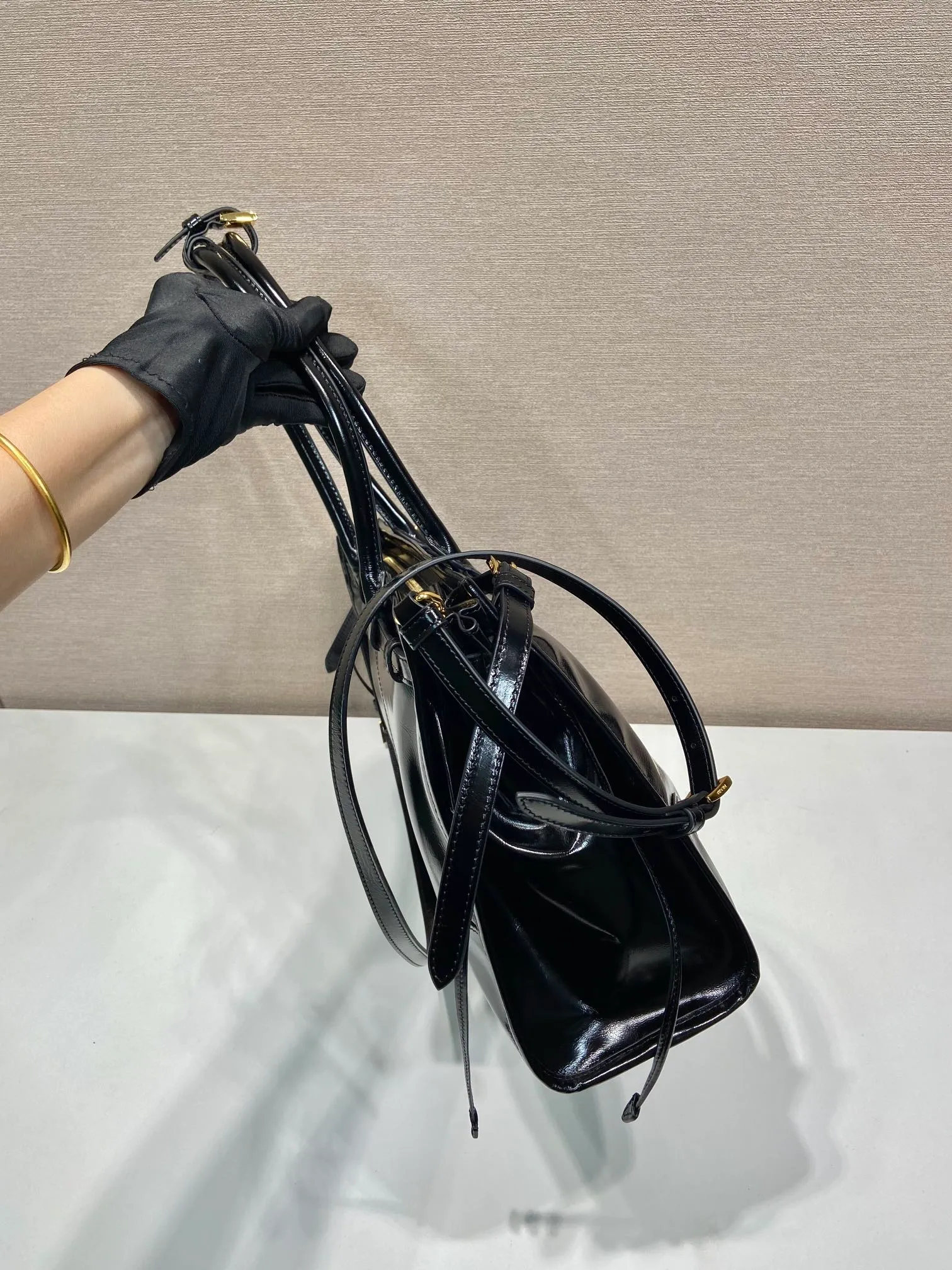 💰2040🎉LusSolf oil wax leather🎉1BA433 large size🎉🎉 This portable crossbody bag is made of imported oil wax leather. The shiny color exudes a classic atmosphere. It is equipped with a detachable and adjustable long shoulder strap, which is convenient for different occasions. It has a very large capacity and is easy to use. It is definitely a must-have for fashionistas. Hurry up and take this retro style handbag home! Length 38x Height 30x Bottom 12cm🎉🎉🎉👏👏👏