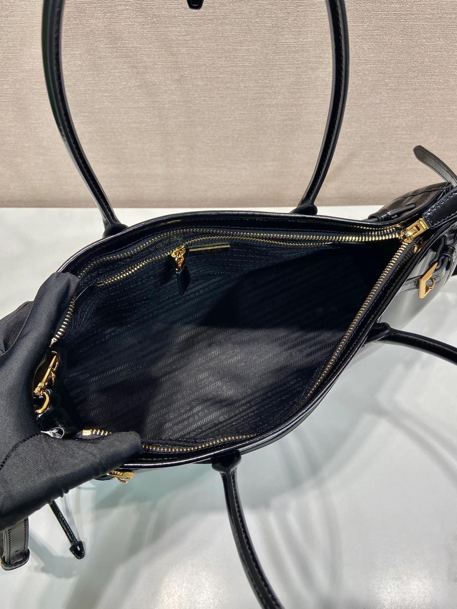 💰2040🎉LusSolf oil wax leather🎉1BA433 large size🎉🎉 This portable crossbody bag is made of imported oil wax leather. The shiny color exudes a classic atmosphere. It is equipped with a detachable and adjustable long shoulder strap, which is convenient for different occasions. It has a very large capacity and is easy to use. It is definitely a must-have for fashionistas. Hurry up and take this retro style handbag home! Length 38x Height 30x Bottom 12cm🎉🎉🎉👏👏👏