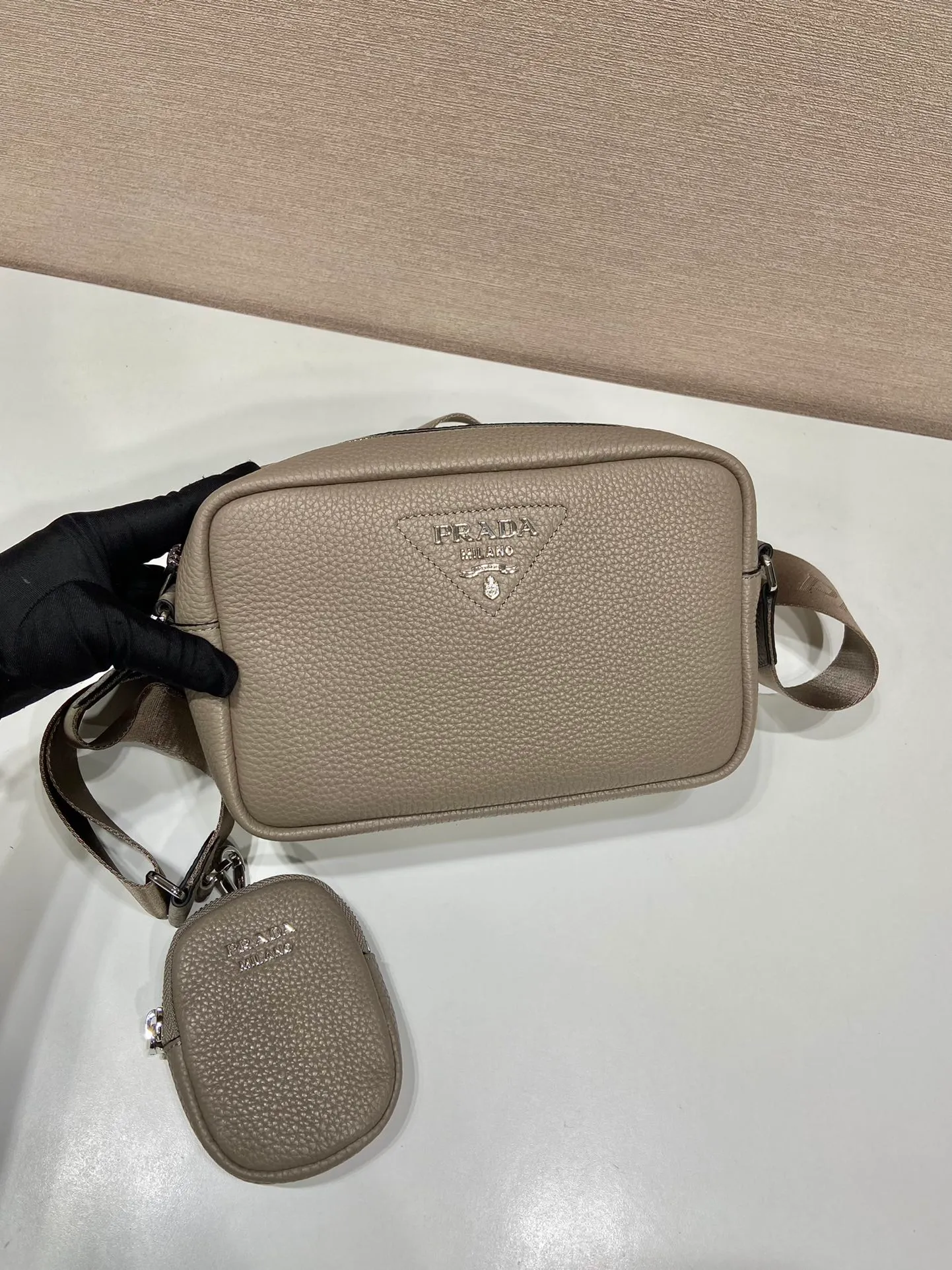 💰1600🎉New cross-body bag🎉1BH182🎉🎉 This cross-body bag is made of imported deerskin grain cowhide and equipped with a long adjustable shoulder strap. My favorite is the small bag on the shoulder strap😘It’s perfect😘. It has large capacity, simple and elegant, and it feels super soft🎉Hurry up and get it🎉 Length 22x Height 14.5x Bottom 8cm