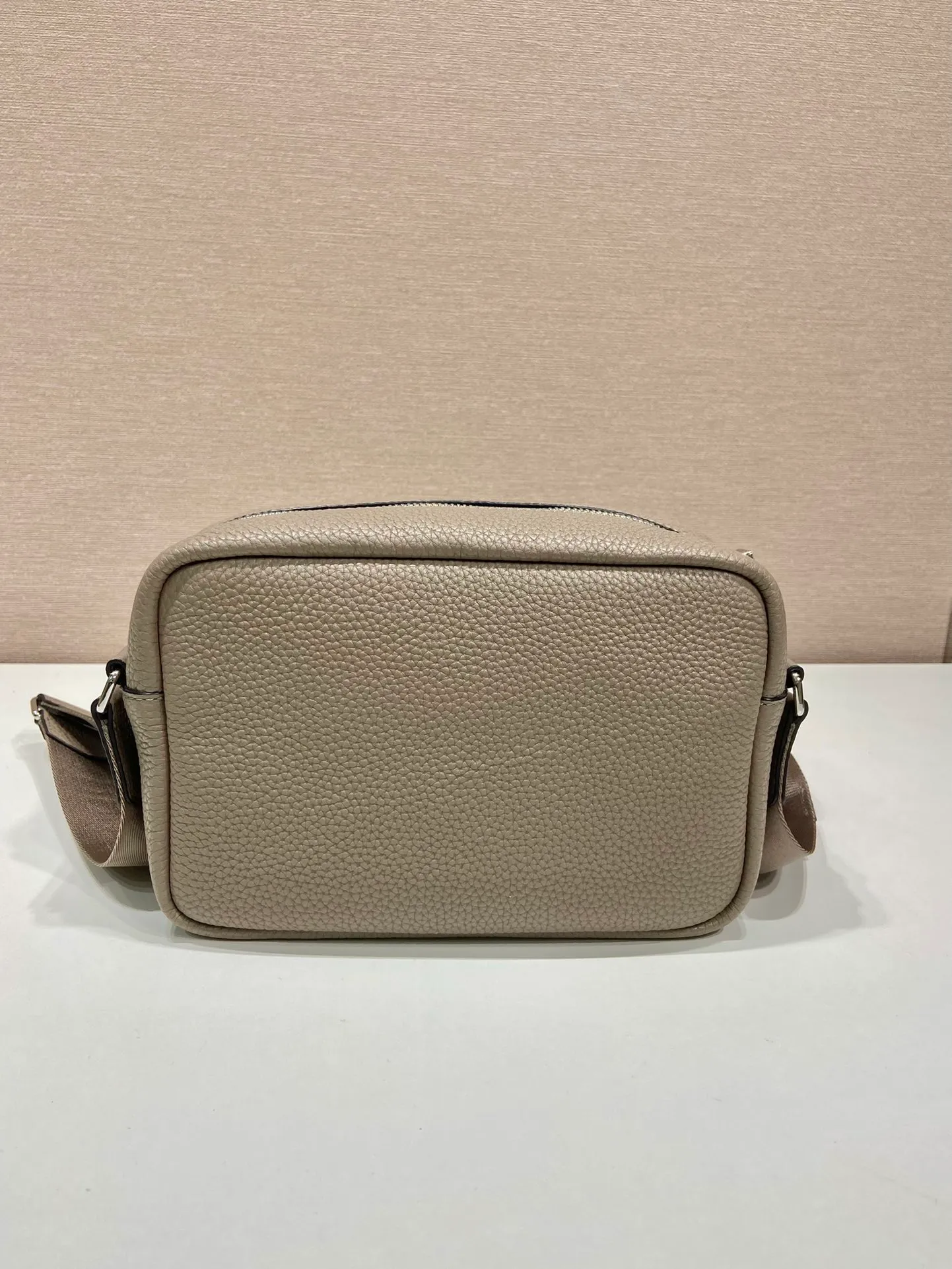 💰1600🎉New cross-body bag🎉1BH182🎉🎉 This cross-body bag is made of imported deerskin grain cowhide and equipped with a long adjustable shoulder strap. My favorite is the small bag on the shoulder strap😘It’s perfect😘. It has large capacity, simple and elegant, and it feels super soft🎉Hurry up and get it🎉 Length 22x Height 14.5x Bottom 8cm