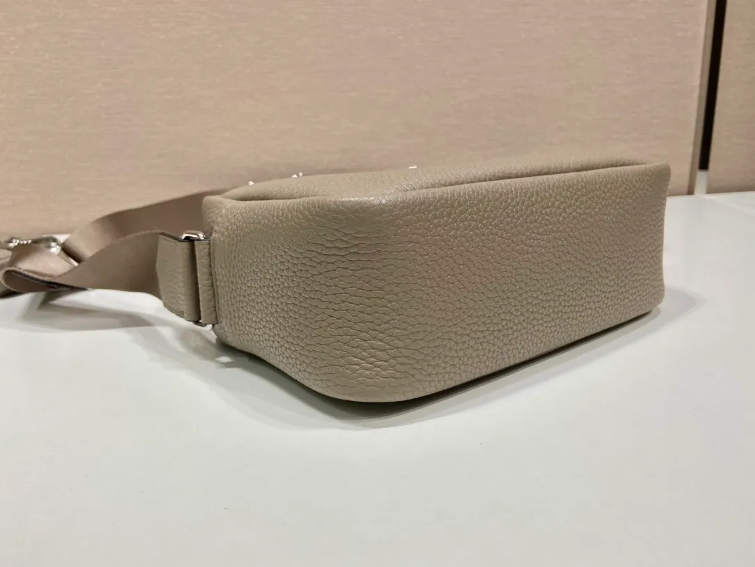 💰1600🎉New cross-body bag🎉1BH182🎉🎉 This cross-body bag is made of imported deerskin grain cowhide and equipped with a long adjustable shoulder strap. My favorite is the small bag on the shoulder strap😘It’s perfect😘. It has large capacity, simple and elegant, and it feels super soft🎉Hurry up and get it🎉 Length 22x Height 14.5x Bottom 8cm