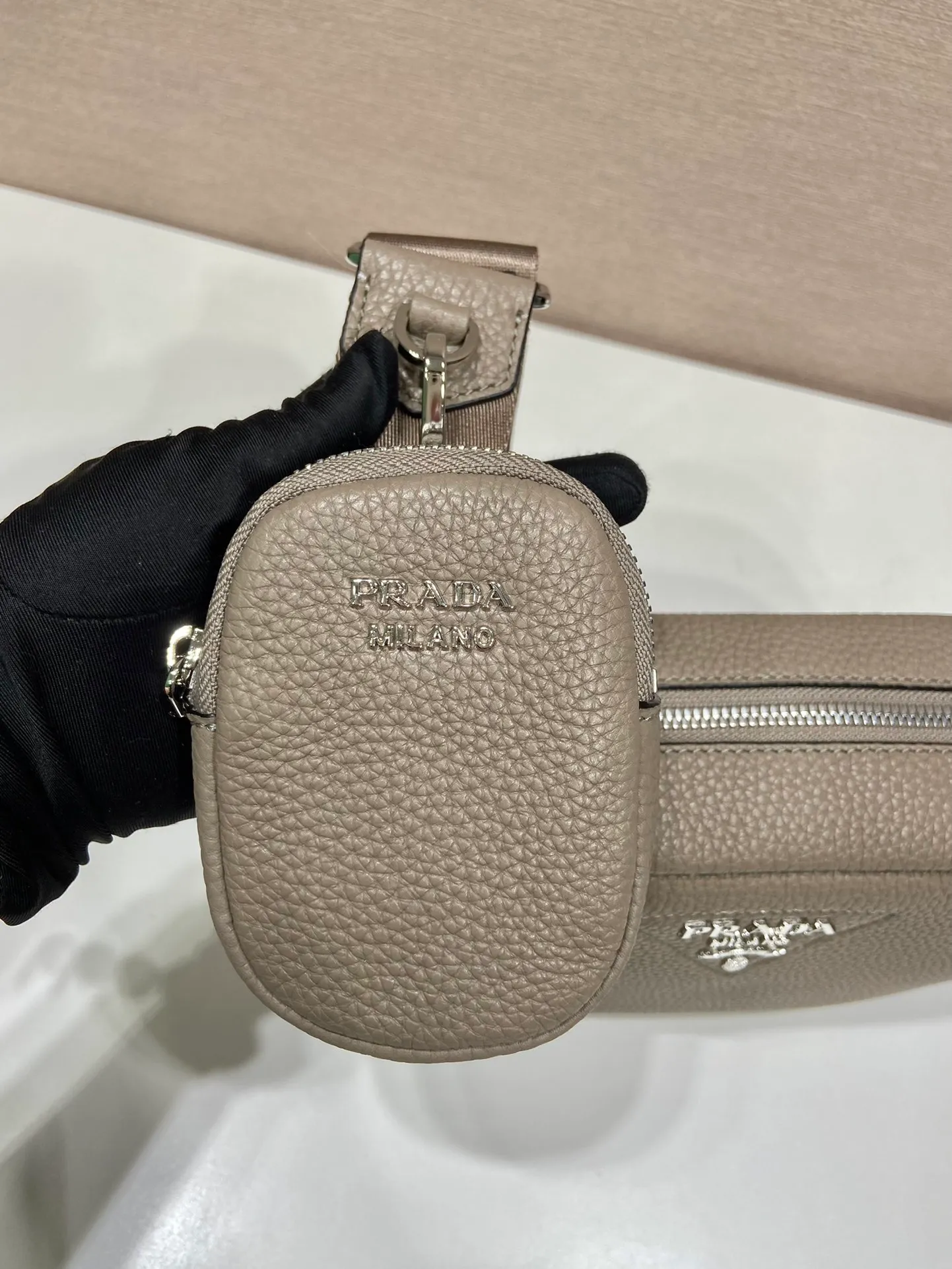 💰1600🎉New cross-body bag🎉1BH182🎉🎉 This cross-body bag is made of imported deerskin grain cowhide and equipped with a long adjustable shoulder strap. My favorite is the small bag on the shoulder strap😘It’s perfect😘. It has large capacity, simple and elegant, and it feels super soft🎉Hurry up and get it🎉 Length 22x Height 14.5x Bottom 8cm