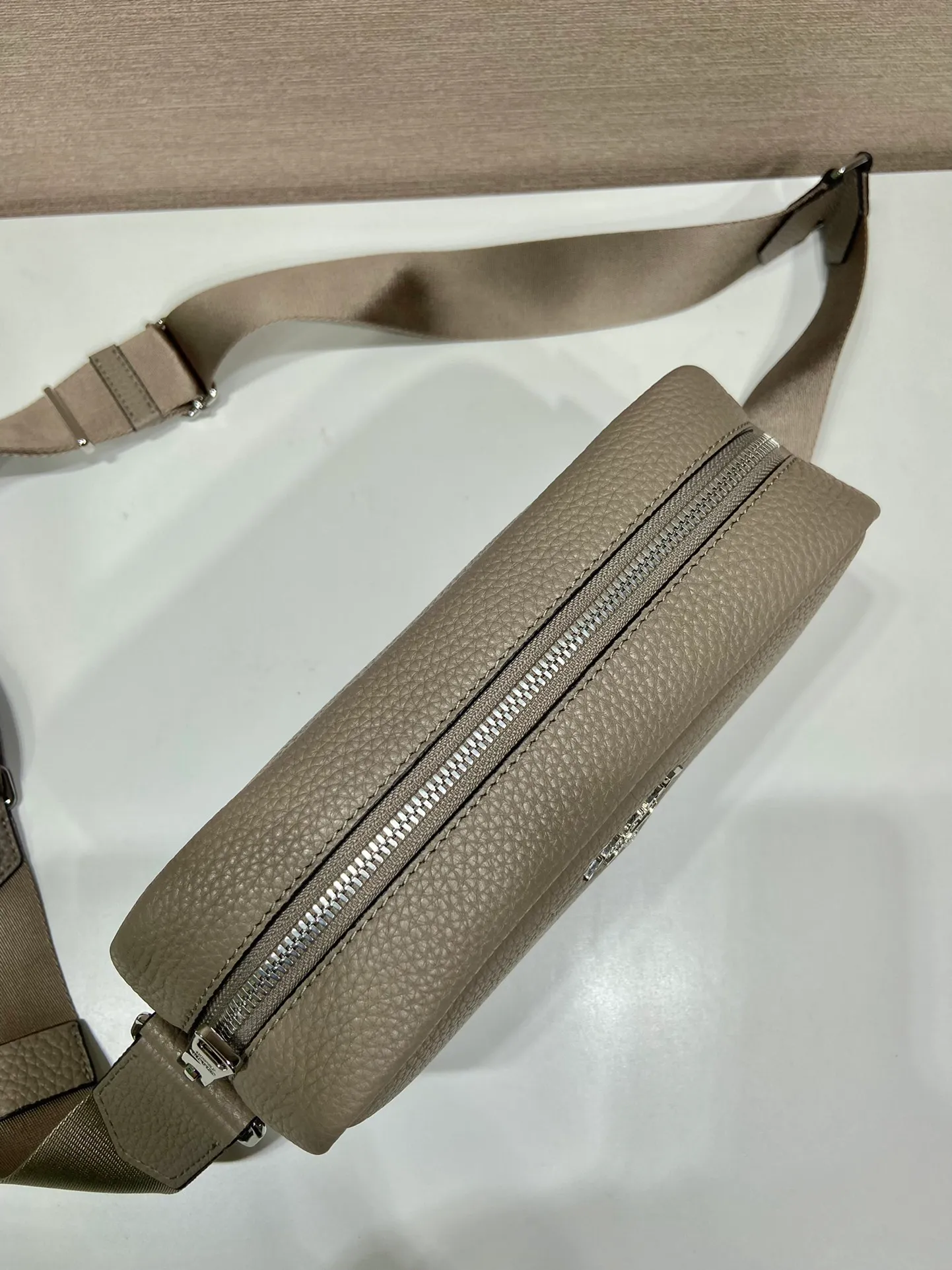 💰1600🎉New cross-body bag🎉1BH182🎉🎉 This cross-body bag is made of imported deerskin grain cowhide and equipped with a long adjustable shoulder strap. My favorite is the small bag on the shoulder strap😘It’s perfect😘. It has large capacity, simple and elegant, and it feels super soft🎉Hurry up and get it🎉 Length 22x Height 14.5x Bottom 8cm