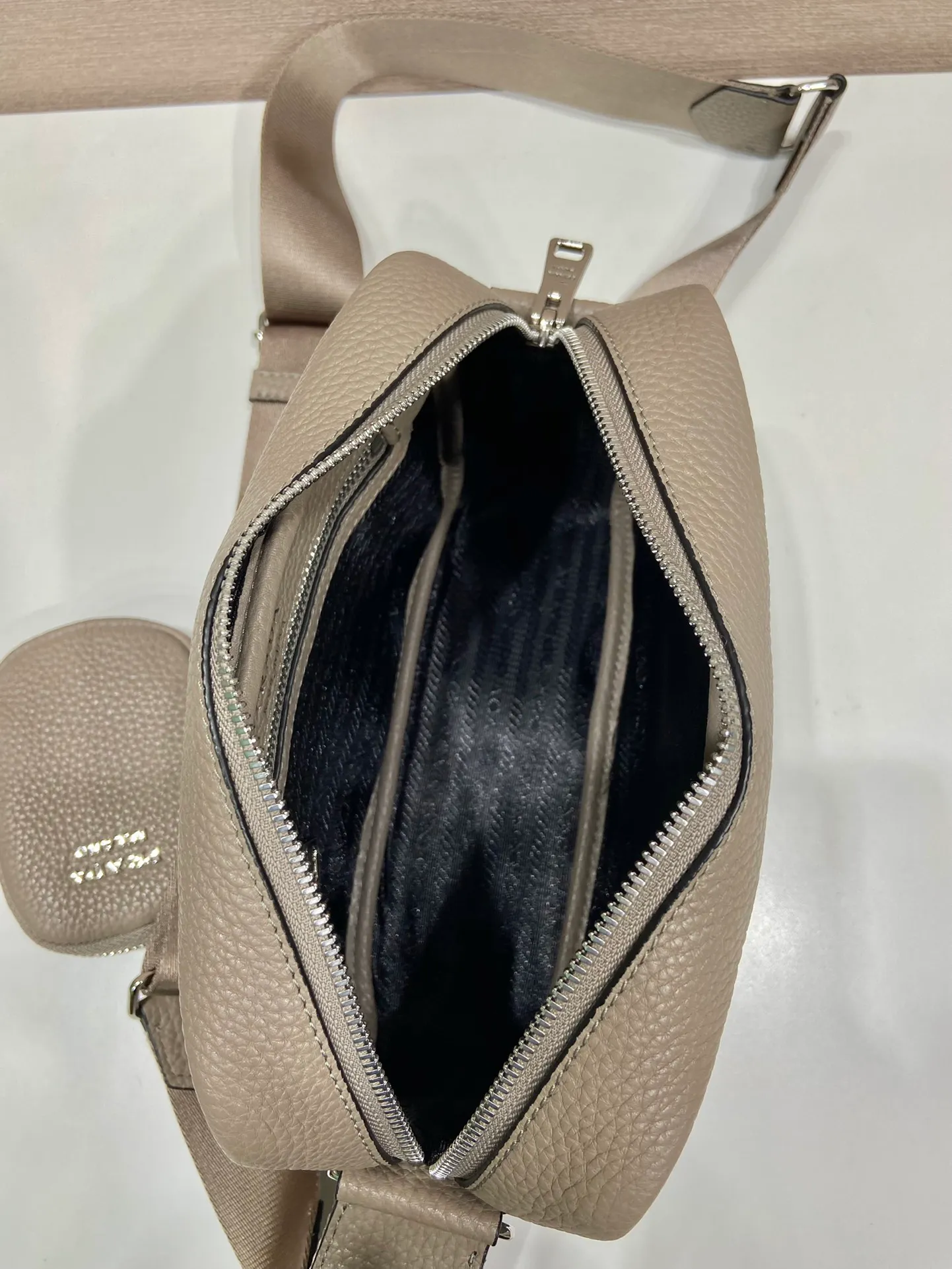 💰1600🎉New cross-body bag🎉1BH182🎉🎉 This cross-body bag is made of imported deerskin grain cowhide and equipped with a long adjustable shoulder strap. My favorite is the small bag on the shoulder strap😘It’s perfect😘. It has large capacity, simple and elegant, and it feels super soft🎉Hurry up and get it🎉 Length 22x Height 14.5x Bottom 8cm