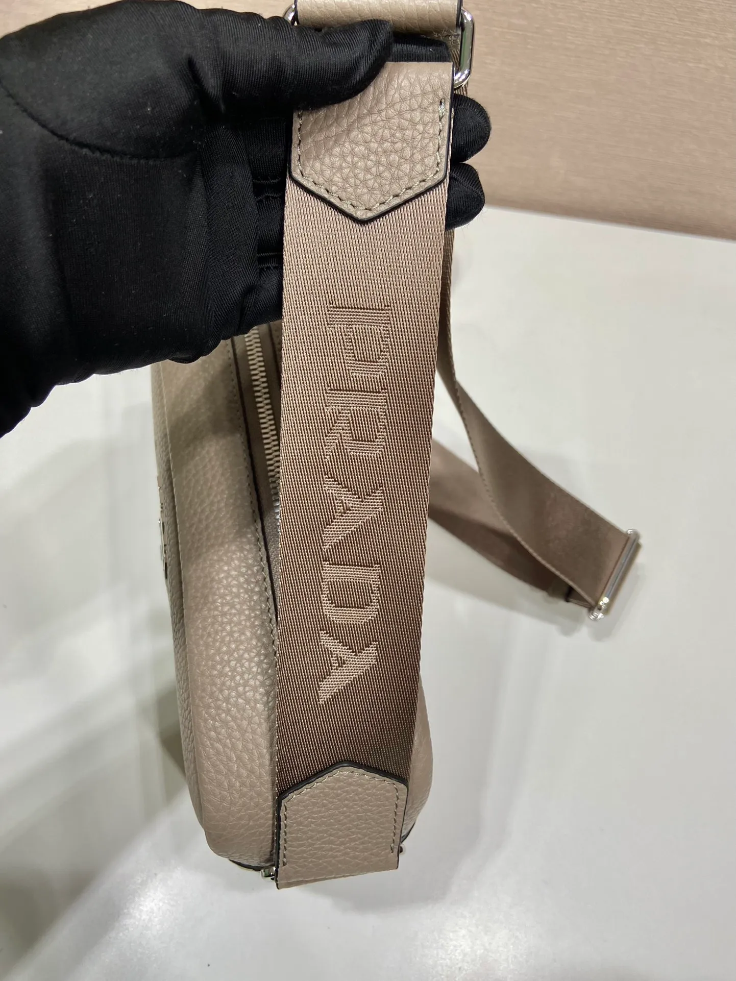 💰1600🎉New cross-body bag🎉1BH182🎉🎉 This cross-body bag is made of imported deerskin grain cowhide and equipped with a long adjustable shoulder strap. My favorite is the small bag on the shoulder strap😘It’s perfect😘. It has large capacity, simple and elegant, and it feels super soft🎉Hurry up and get it🎉 Length 22x Height 14.5x Bottom 8cm