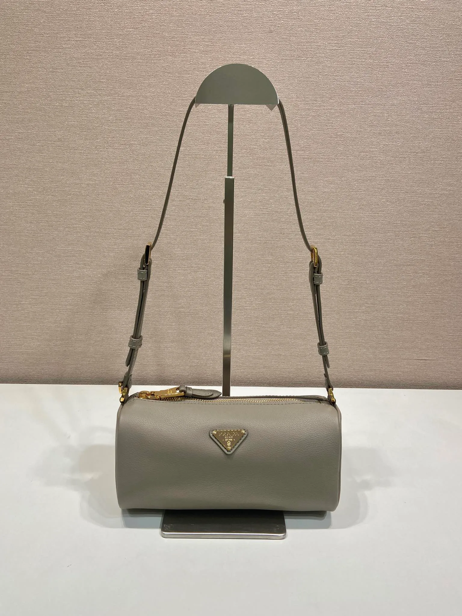 💰1120🎉New armpit bag🎉1BC239 calfskin🎉🎉 This calfskin clutch bag combines the classic elements of the P family in an exquisite design, with a simple and neat geometric pattern silhouette. Featuring an elegant, slim leather handle embellished with the iconic triangle pattern. Large capacity space. Baby, hurry up and get it, it is another popular style that will never go out of style👏👏 Length 22x Height 9x Bottom 7.5cm🎉🎉🎉👏👏👏