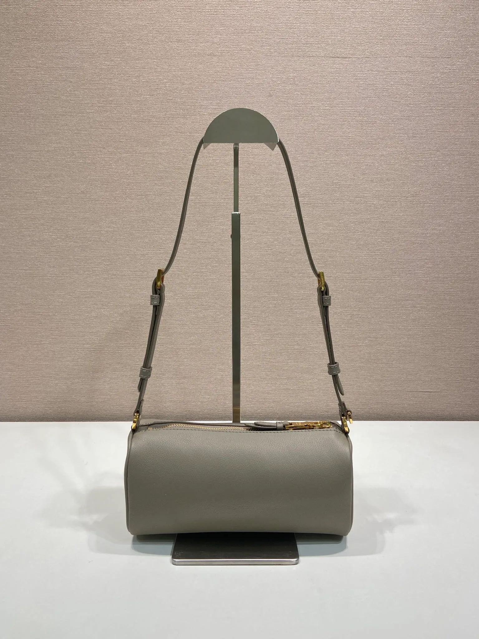 💰1120🎉New armpit bag🎉1BC239 calfskin🎉🎉 This calfskin clutch bag combines the classic elements of the P family in an exquisite design, with a simple and neat geometric pattern silhouette. Featuring an elegant, slim leather handle embellished with the iconic triangle pattern. Large capacity space. Baby, hurry up and get it, it is another popular style that will never go out of style👏👏 Length 22x Height 9x Bottom 7.5cm🎉🎉🎉👏👏👏