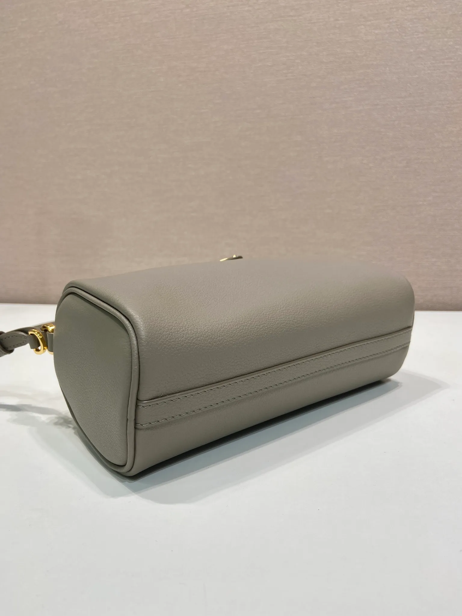 💰1120🎉New armpit bag🎉1BC239 calfskin🎉🎉 This calfskin clutch bag combines the classic elements of the P family in an exquisite design, with a simple and neat geometric pattern silhouette. Featuring an elegant, slim leather handle embellished with the iconic triangle pattern. Large capacity space. Baby, hurry up and get it, it is another popular style that will never go out of style👏👏 Length 22x Height 9x Bottom 7.5cm🎉🎉🎉👏👏👏