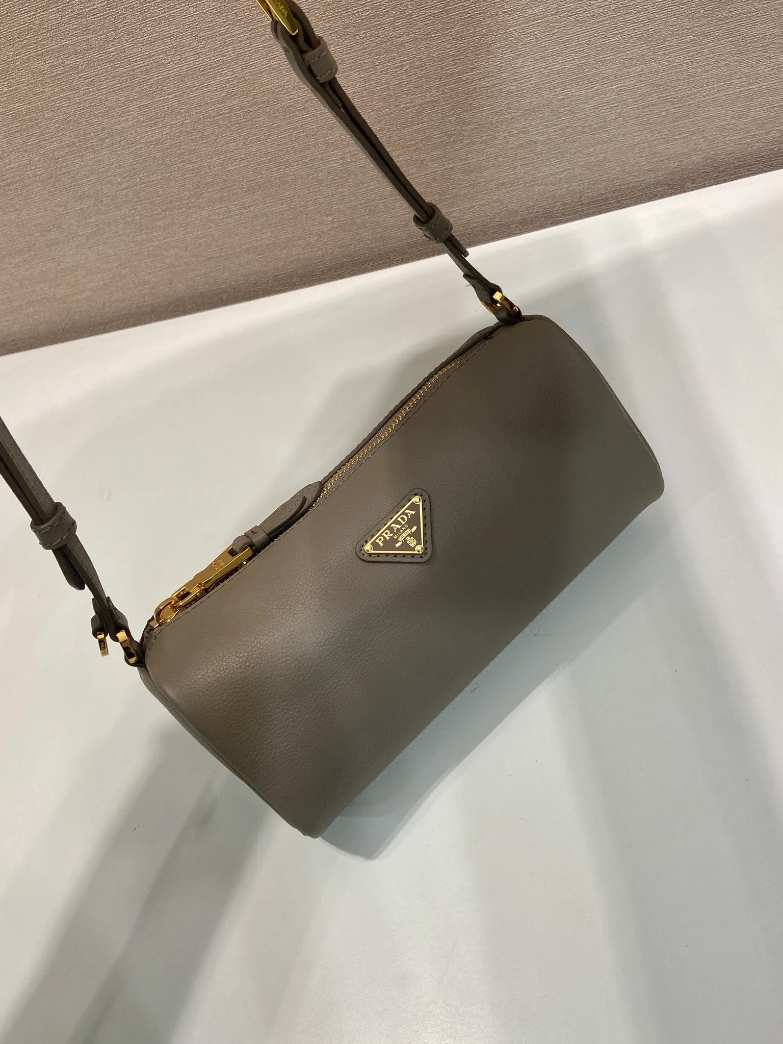💰1120🎉New armpit bag🎉1BC239 calfskin🎉🎉 This calfskin clutch bag combines the classic elements of the P family in an exquisite design, with a simple and neat geometric pattern silhouette. Featuring an elegant, slim leather handle embellished with the iconic triangle pattern. Large capacity space. Baby, hurry up and get it, it is another popular style that will never go out of style👏👏 Length 22x Height 9x Bottom 7.5cm🎉🎉🎉👏👏👏