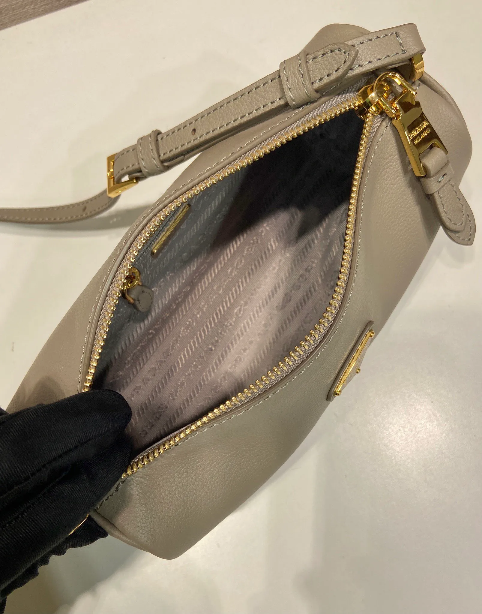💰1120🎉New armpit bag🎉1BC239 calfskin🎉🎉 This calfskin clutch bag combines the classic elements of the P family in an exquisite design, with a simple and neat geometric pattern silhouette. Featuring an elegant, slim leather handle embellished with the iconic triangle pattern. Large capacity space. Baby, hurry up and get it, it is another popular style that will never go out of style👏👏 Length 22x Height 9x Bottom 7.5cm🎉🎉🎉👏👏👏