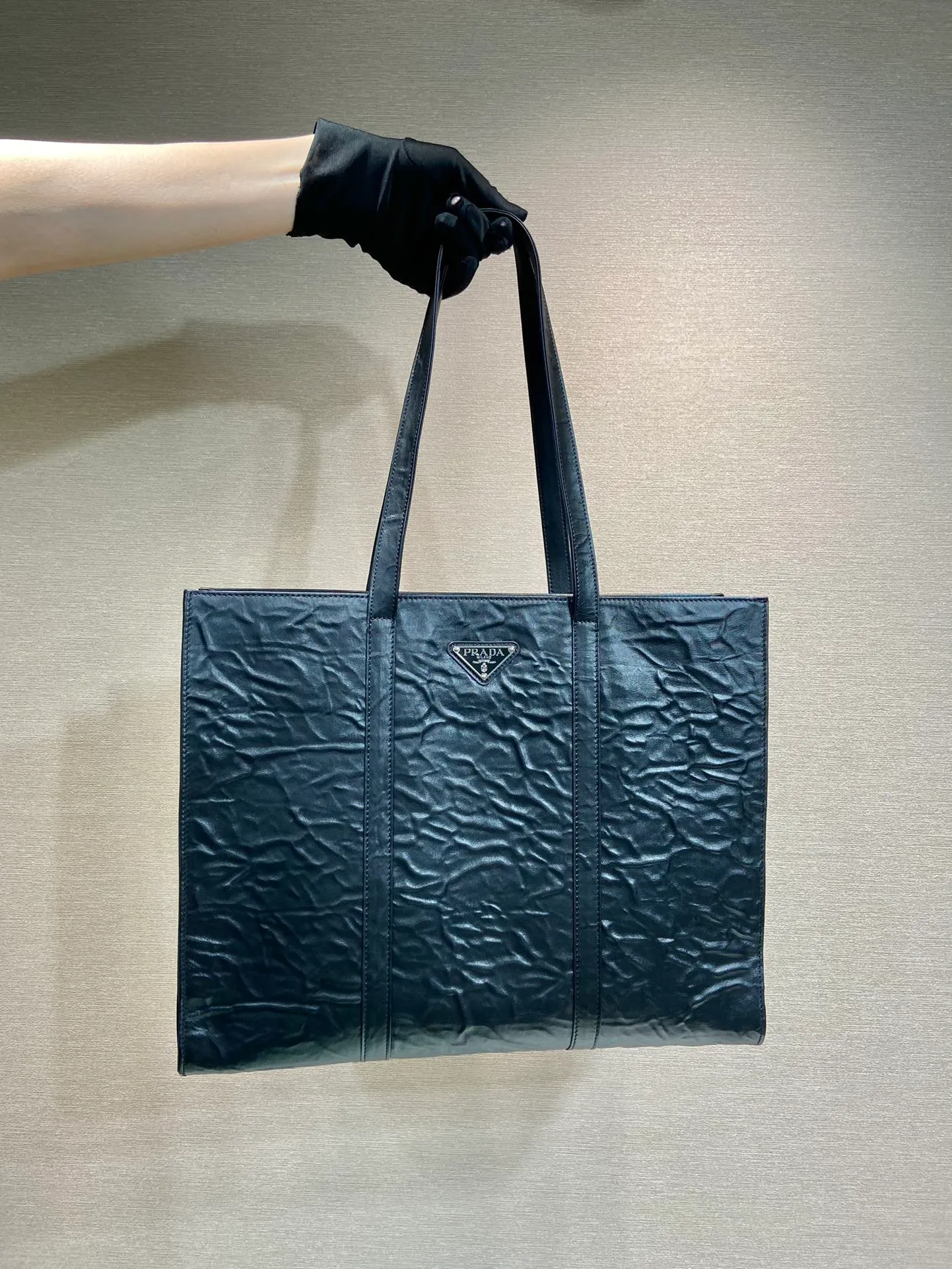 💰2000🎉New Tote Bag🎉1BG460🎉🎉 This casual style tote bag is made of natural textured glossy soft sheepskin. The hand-draped effect contrasts sharply with the concept of precise construction, reinterpreting unrestrained everyday objects. It has a very large capacity, is lightweight and practical, has a cool and handsome upper body effect, and is suitable for both men and women. If you like babies, hurry up and get it🎉🎉 Length 39x Height 31x Bottom 10cm