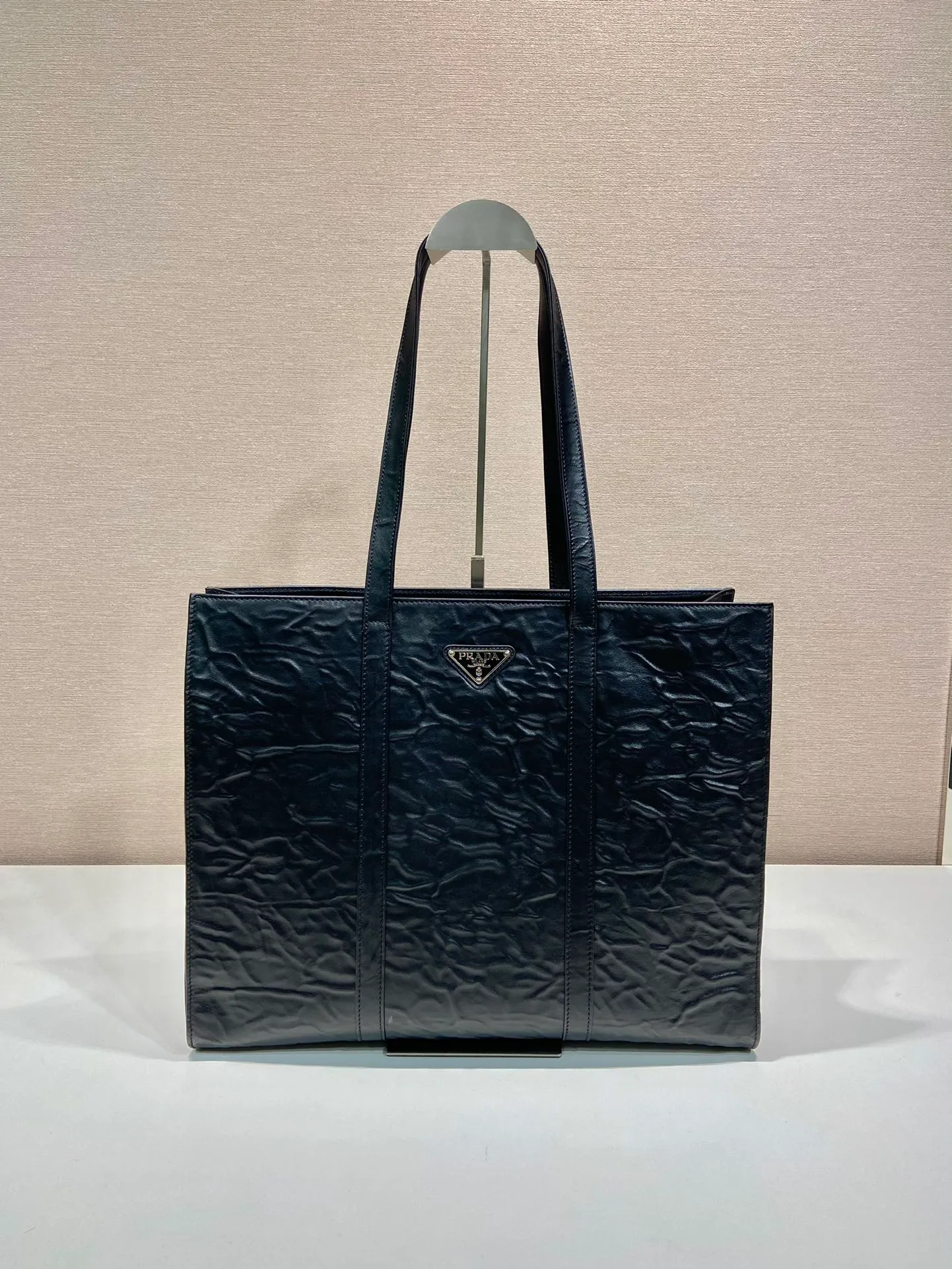💰2000🎉New Tote Bag🎉1BG460🎉🎉 This casual style tote bag is made of natural textured glossy soft sheepskin. The hand-draped effect contrasts sharply with the concept of precise construction, reinterpreting unrestrained everyday objects. It has a very large capacity, is lightweight and practical, has a cool and handsome upper body effect, and is suitable for both men and women. If you like babies, hurry up and get it🎉🎉 Length 39x Height 31x Bottom 10cm