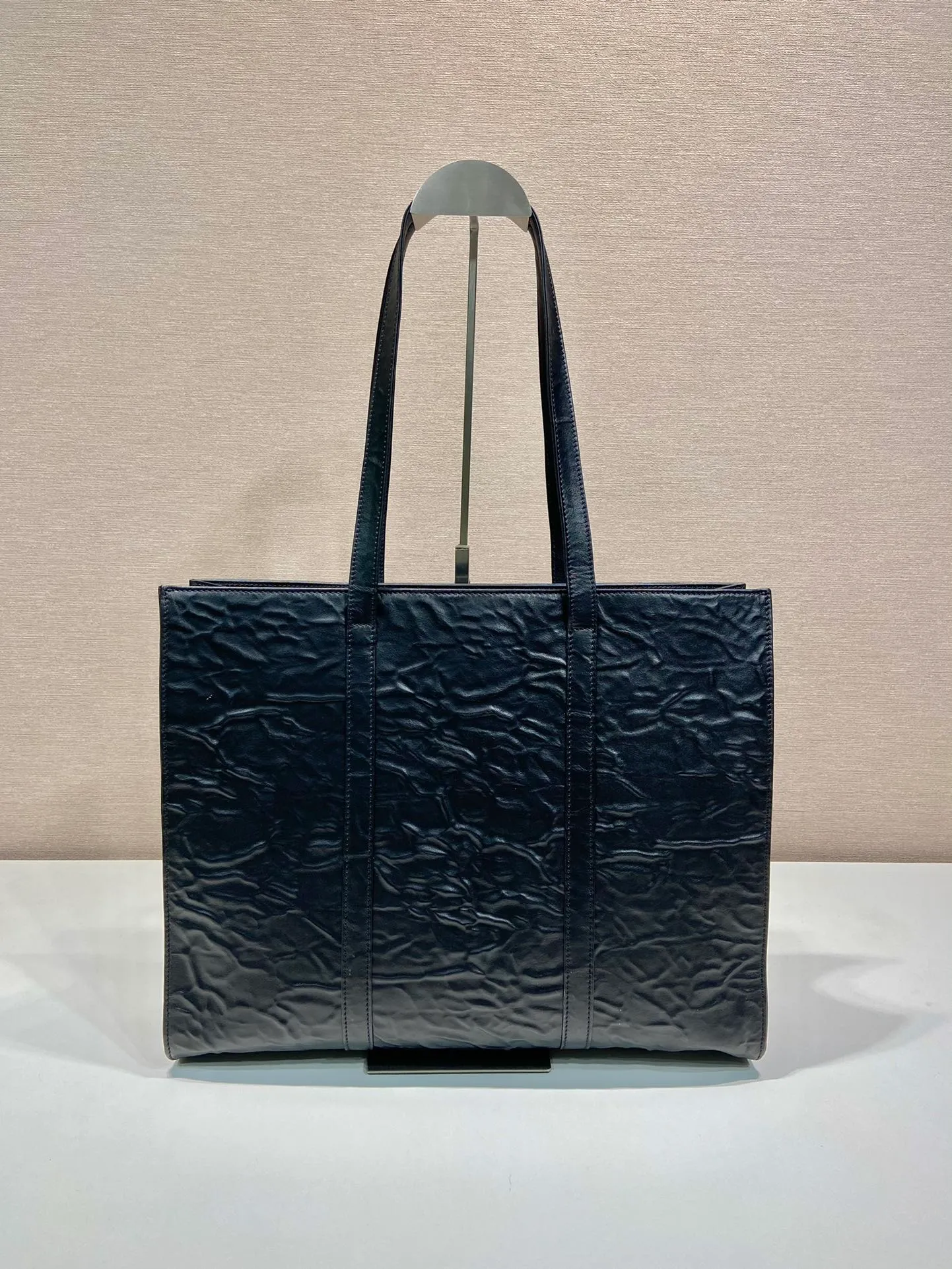 💰2000🎉New Tote Bag🎉1BG460🎉🎉 This casual style tote bag is made of natural textured glossy soft sheepskin. The hand-draped effect contrasts sharply with the concept of precise construction, reinterpreting unrestrained everyday objects. It has a very large capacity, is lightweight and practical, has a cool and handsome upper body effect, and is suitable for both men and women. If you like babies, hurry up and get it🎉🎉 Length 39x Height 31x Bottom 10cm