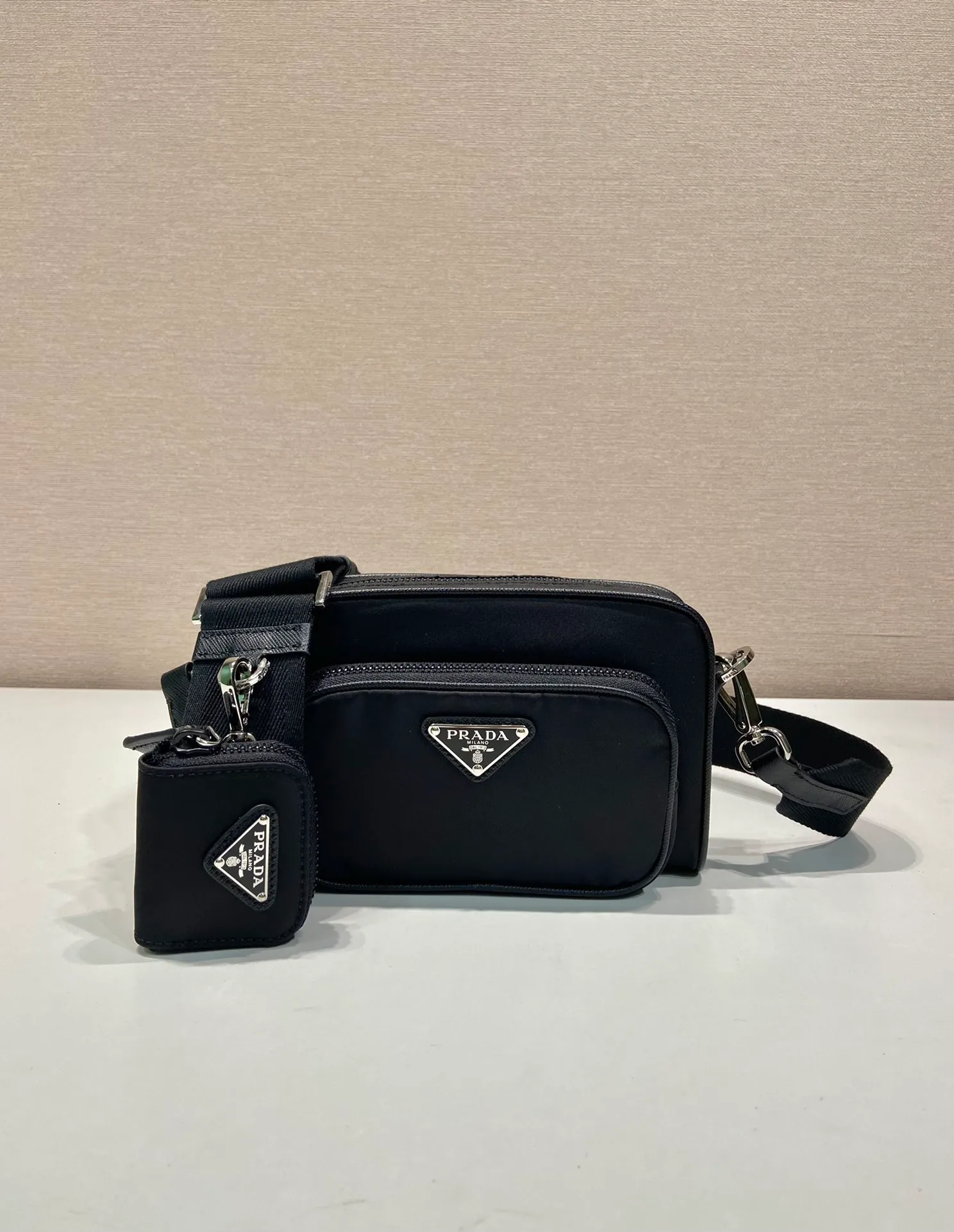 💰1120🎉New product🎉2VH172 nylon🎉🎉 This shoulder bag is made of Re-Nylon and cross-grain cowhide, integrating contemporary design and functional innovative regenerated nylon fabric. The style is versatile and features a practical zippered exterior pocket, adjustable shoulder strap and removable mini pouch. Fashionable and practical, babies, hurry up and get it🎉🎉 Length 18x Height 11.5x Bottom 5cm🎉🎉🎉