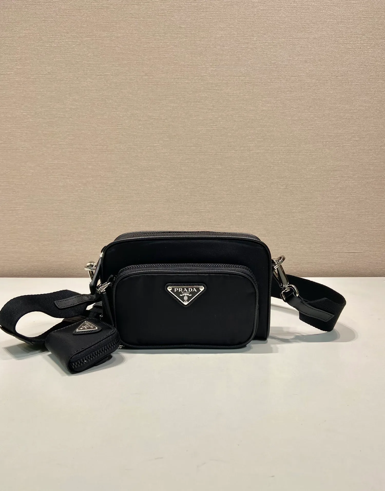 💰1120🎉New product🎉2VH172 nylon🎉🎉 This shoulder bag is made of Re-Nylon and cross-grain cowhide, integrating contemporary design and functional innovative regenerated nylon fabric. The style is versatile and features a practical zippered exterior pocket, adjustable shoulder strap and removable mini pouch. Fashionable and practical, babies, hurry up and get it🎉🎉 Length 18x Height 11.5x Bottom 5cm🎉🎉🎉