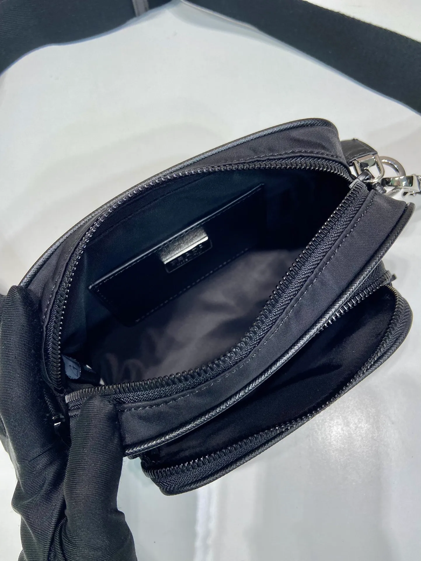 💰1120🎉New product🎉2VH172 nylon🎉🎉 This shoulder bag is made of Re-Nylon and cross-grain cowhide, integrating contemporary design and functional innovative regenerated nylon fabric. The style is versatile and features a practical zippered exterior pocket, adjustable shoulder strap and removable mini pouch. Fashionable and practical, babies, hurry up and get it🎉🎉 Length 18x Height 11.5x Bottom 5cm🎉🎉🎉