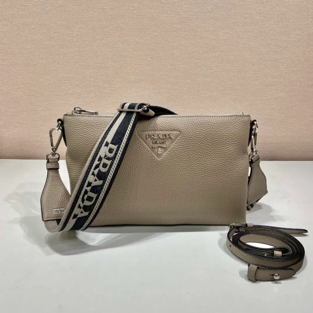 💰1560🎉New double shoulder straps🎉1BH050 double shoulder straps🎉 This double shoulder strap is made of imported deerskin grain cowhide and equipped with two interchangeable and adjustable long shoulder straps. The combination of fabric webbing and cowhide is so perfect😘, versatile for mixing and matching different clothes on different occasions😘, large capacity, super slim design, super soft to the touch🎉Hurry up and get it🎉 Length 30x Height 19.5cm