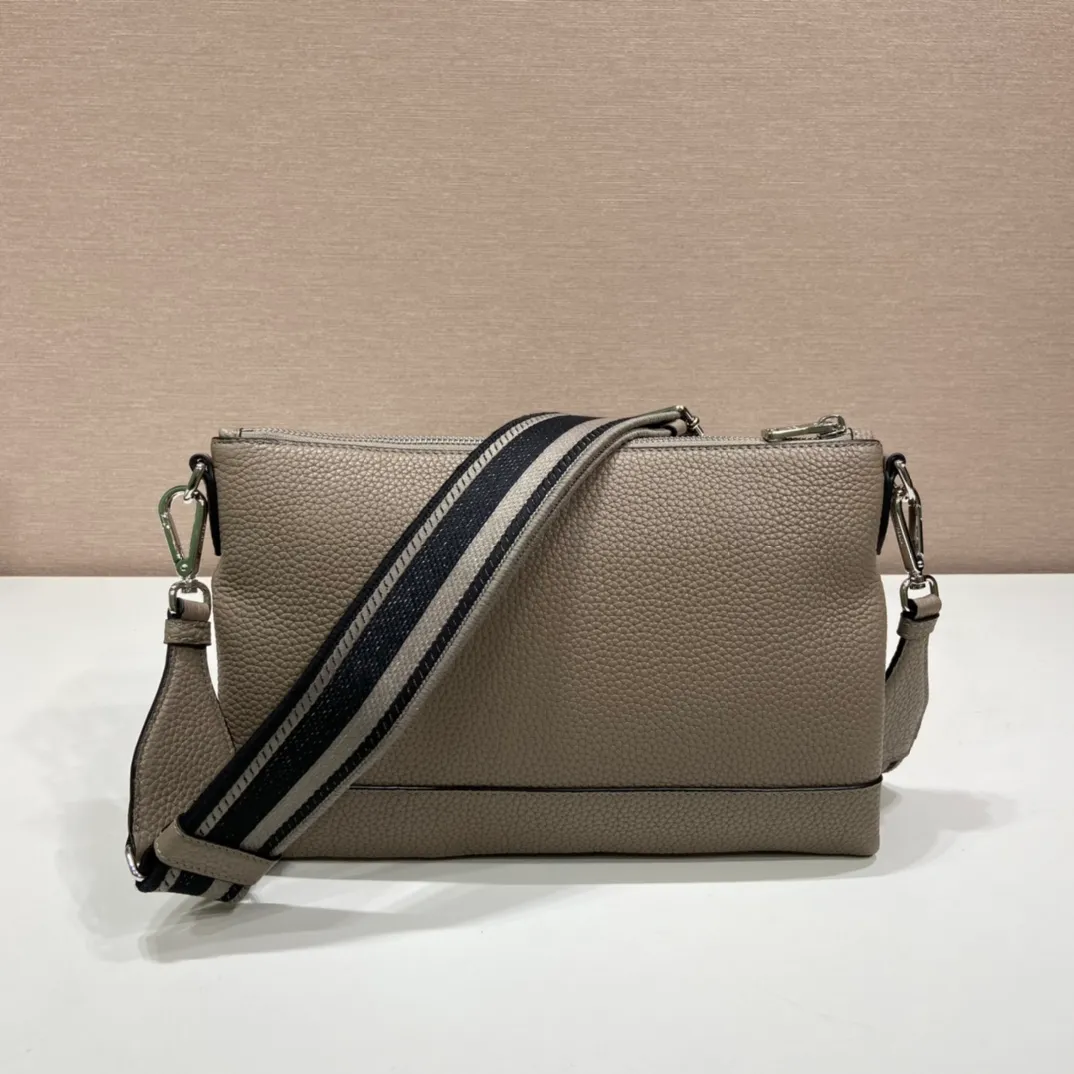💰1560🎉New double shoulder straps🎉1BH050 double shoulder straps🎉 This double shoulder strap is made of imported deerskin grain cowhide and equipped with two interchangeable and adjustable long shoulder straps. The combination of fabric webbing and cowhide is so perfect😘, versatile for mixing and matching different clothes on different occasions😘, large capacity, super slim design, super soft to the touch🎉Hurry up and get it🎉 Length 30x Height 19.5cm