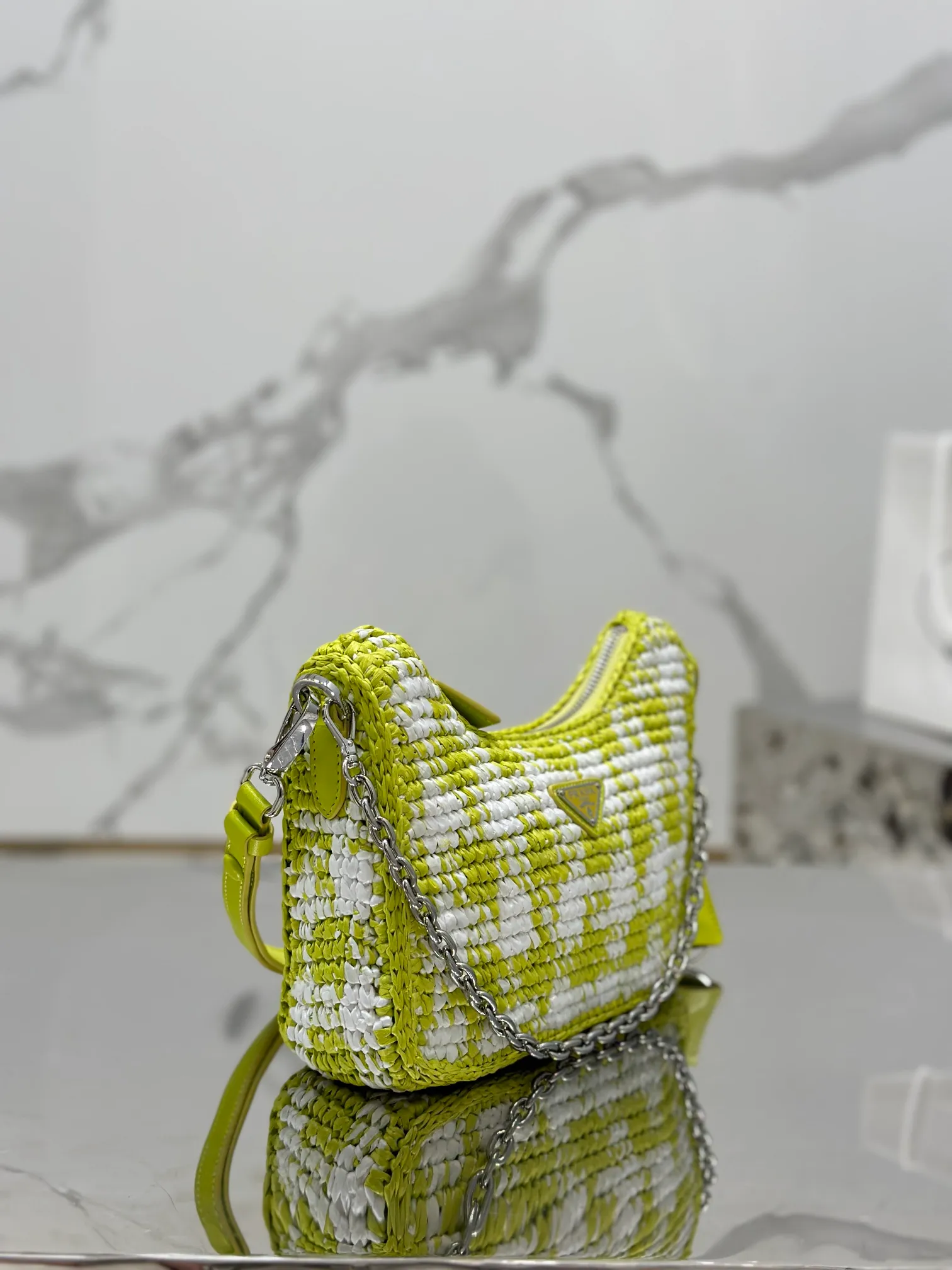 💰1640🌟Hobo armpit weaving is handmade with top-quality raffia, has smart colors and fashionable charm, and has a classic triangle logo on the front, with a detachable chain, handbag and leather shoulder. It is not only practical, lightweight but also beautiful! Size: 22-18-6cm Model: 1BC204 weaving
