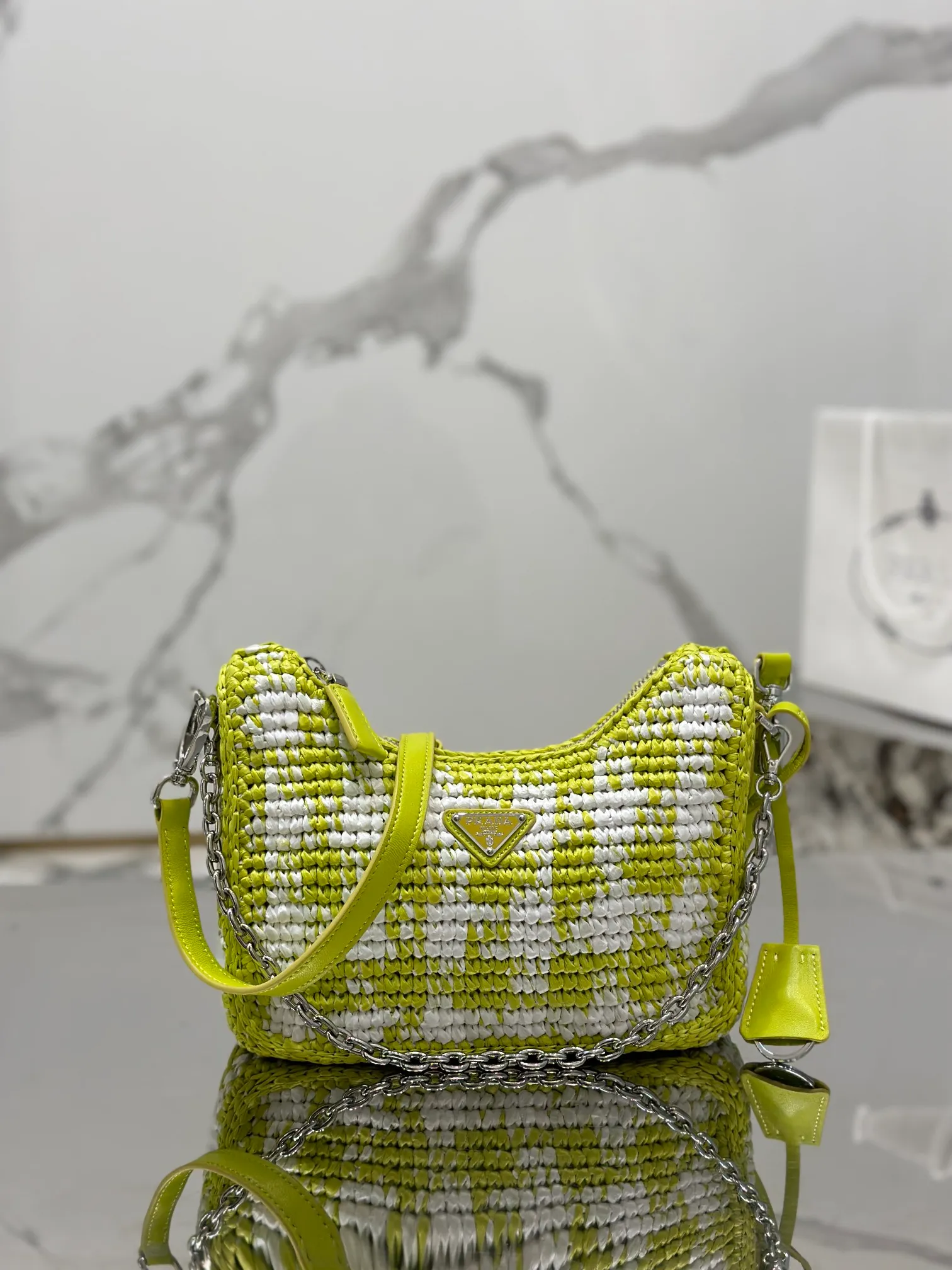 💰1640🌟Hobo armpit weaving is handmade with top-quality raffia, has smart colors and fashionable charm, and has a classic triangle logo on the front, with a detachable chain, handbag and leather shoulder. It is not only practical, lightweight but also beautiful! Size: 22-18-6cm Model: 1BC204 weaving