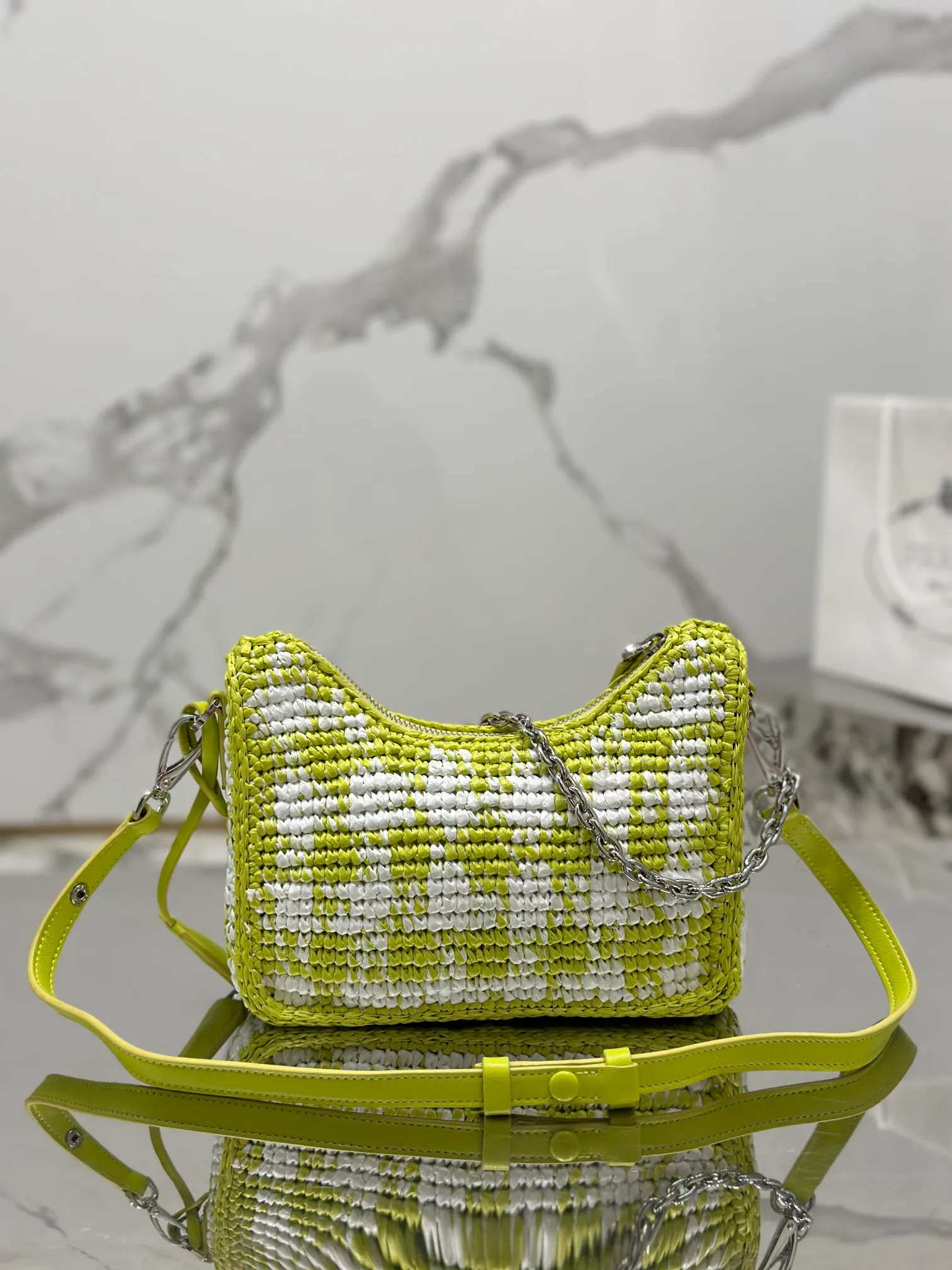 💰1640🌟Hobo armpit weaving is handmade with top-quality raffia, has smart colors and fashionable charm, and has a classic triangle logo on the front, with a detachable chain, handbag and leather shoulder. It is not only practical, lightweight but also beautiful! Size: 22-18-6cm Model: 1BC204 weaving