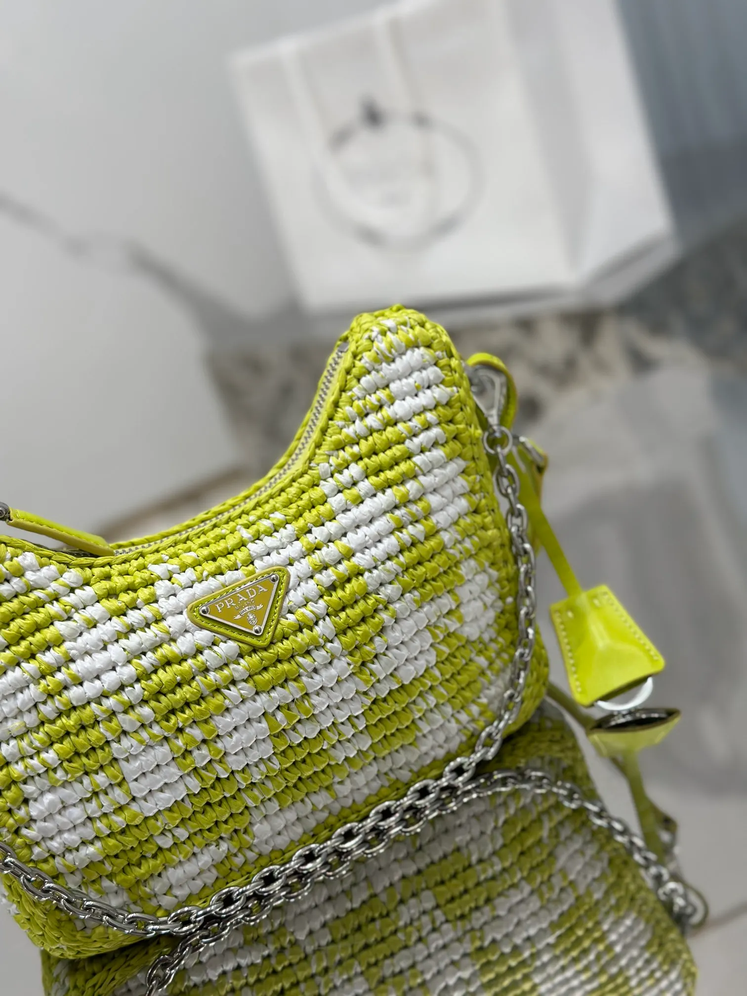 💰1640🌟Hobo armpit weaving is handmade with top-quality raffia, has smart colors and fashionable charm, and has a classic triangle logo on the front, with a detachable chain, handbag and leather shoulder. It is not only practical, lightweight but also beautiful! Size: 22-18-6cm Model: 1BC204 weaving