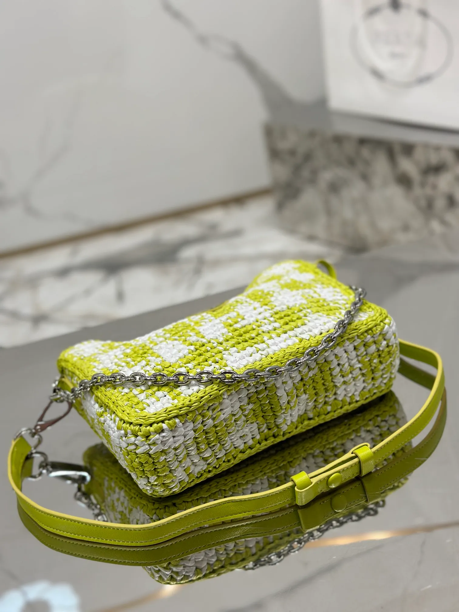 💰1640🌟Hobo armpit weaving is handmade with top-quality raffia, has smart colors and fashionable charm, and has a classic triangle logo on the front, with a detachable chain, handbag and leather shoulder. It is not only practical, lightweight but also beautiful! Size: 22-18-6cm Model: 1BC204 weaving